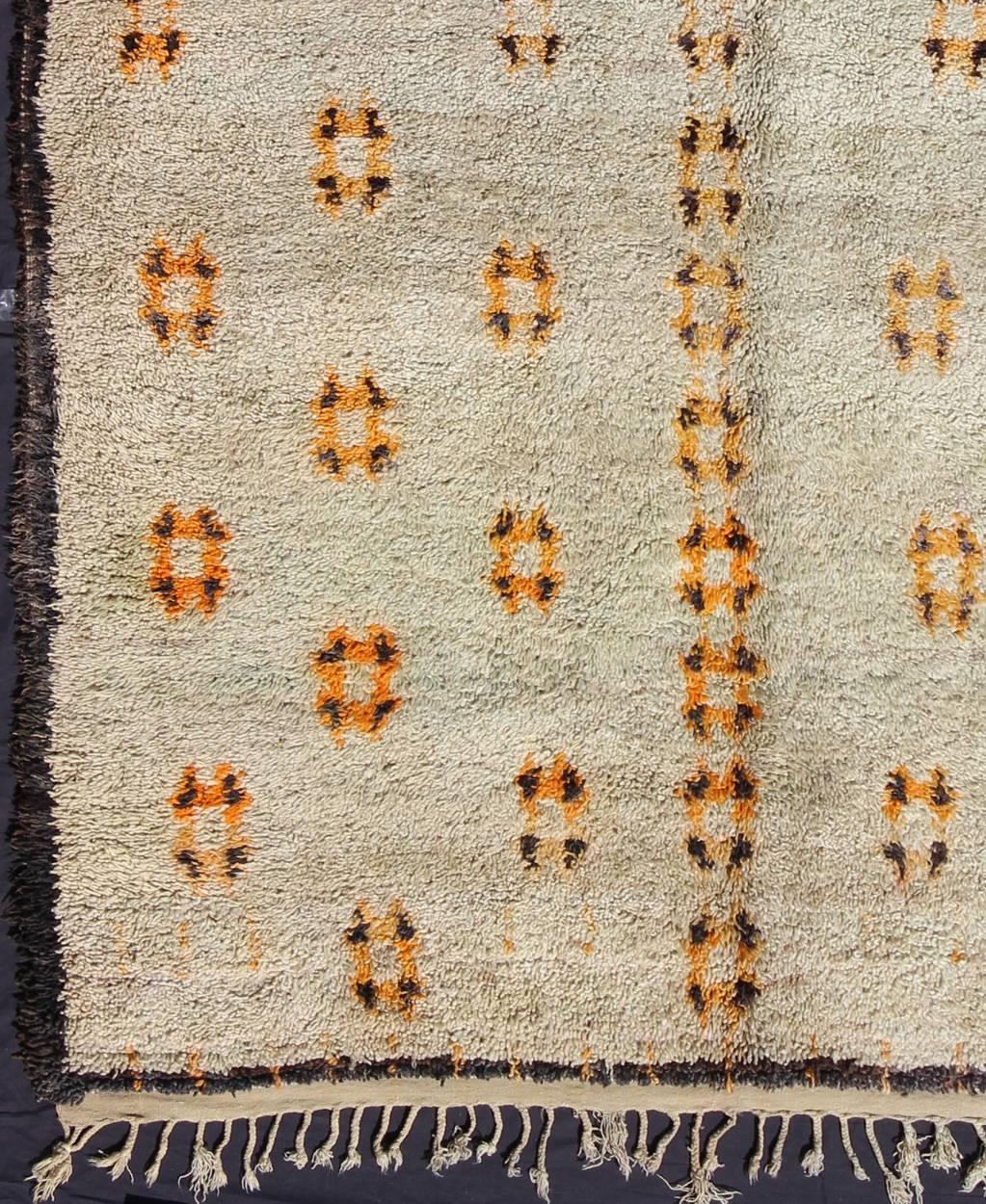 Maße: 7'4'' x 11'4''.
Dieser Teppich zeichnet sich durch organische und wunderbar kreative Musterkompositionen aus, die in der Vergangenheit oft auf obskuren Stammestraditionen und Glaubensvorstellungen beruhten. Dieser wunderschöne und zarte