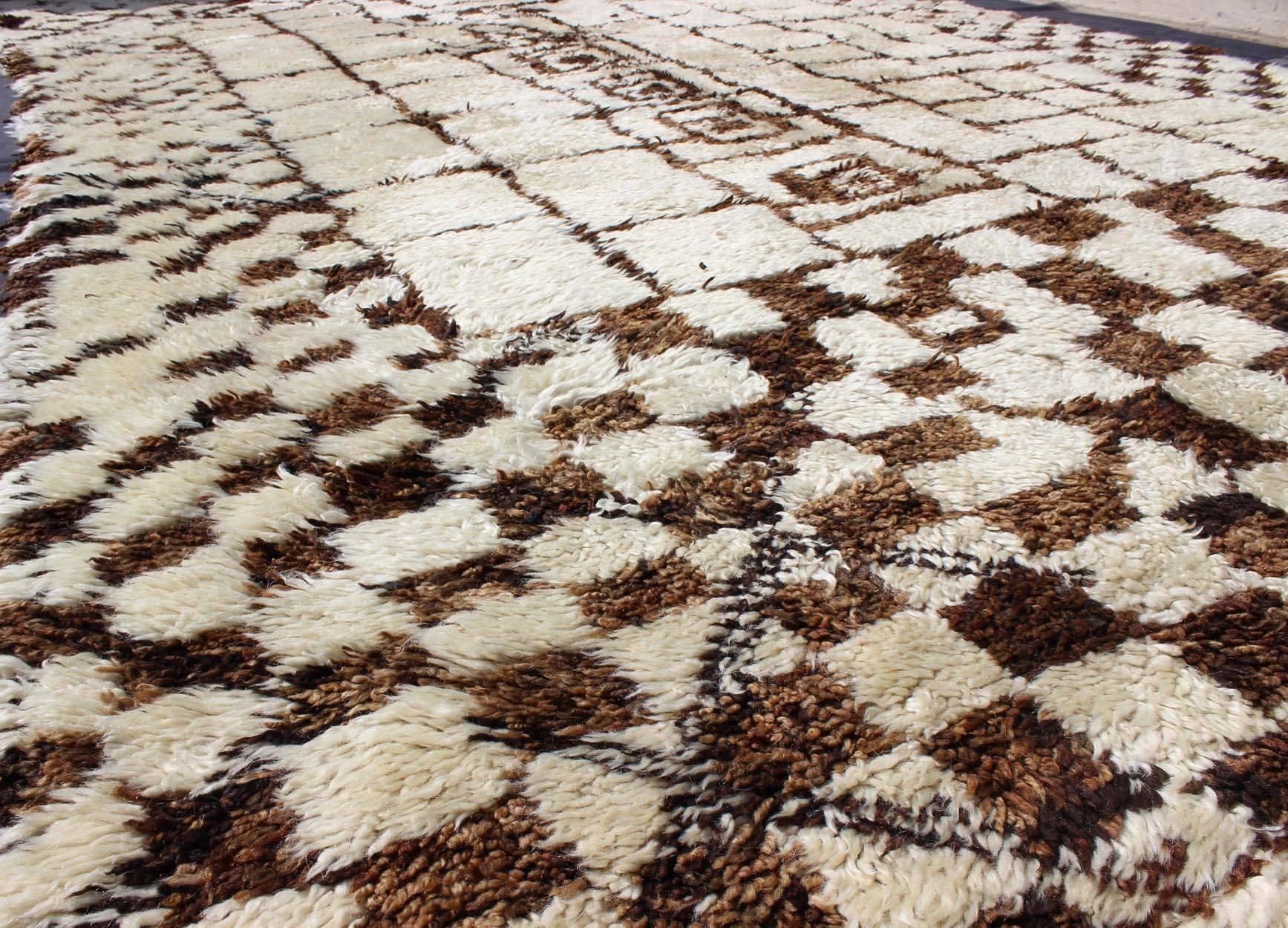 Large Vintage Moroccan Beni Ourain Rug in Browns, Mocha and Cream In Excellent Condition For Sale In Atlanta, GA