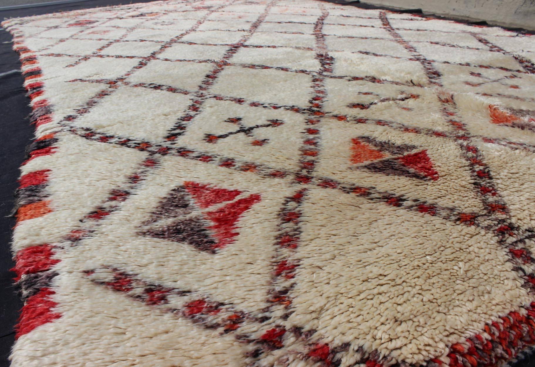 20th Century Vintage Moroccan Beni Ouarain Rug with Muted Diamond Design For Sale