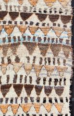 Marokkanischer Azilal-Teppich im Vintage-Stil in natürlichen Cremetönen, Browns und gedämpftem Orange