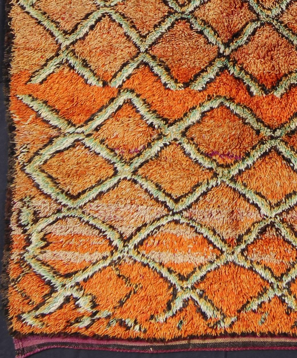 Alfombra de galería marroquí vintage con diseño de rombos en naranja y verde Tribal en venta
