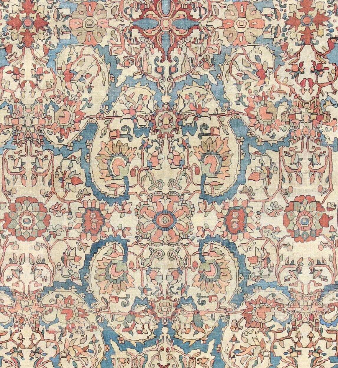 Antique Persian Sultanabad Rug in Ivory Background, Blue, Salmon & Multi Colors  In Good Condition For Sale In Atlanta, GA