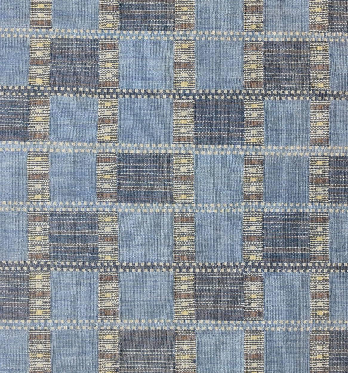 Skandinavischer/Schwedischer Geometrischer Designteppich mit Blau (Skandinavische Moderne) im Angebot
