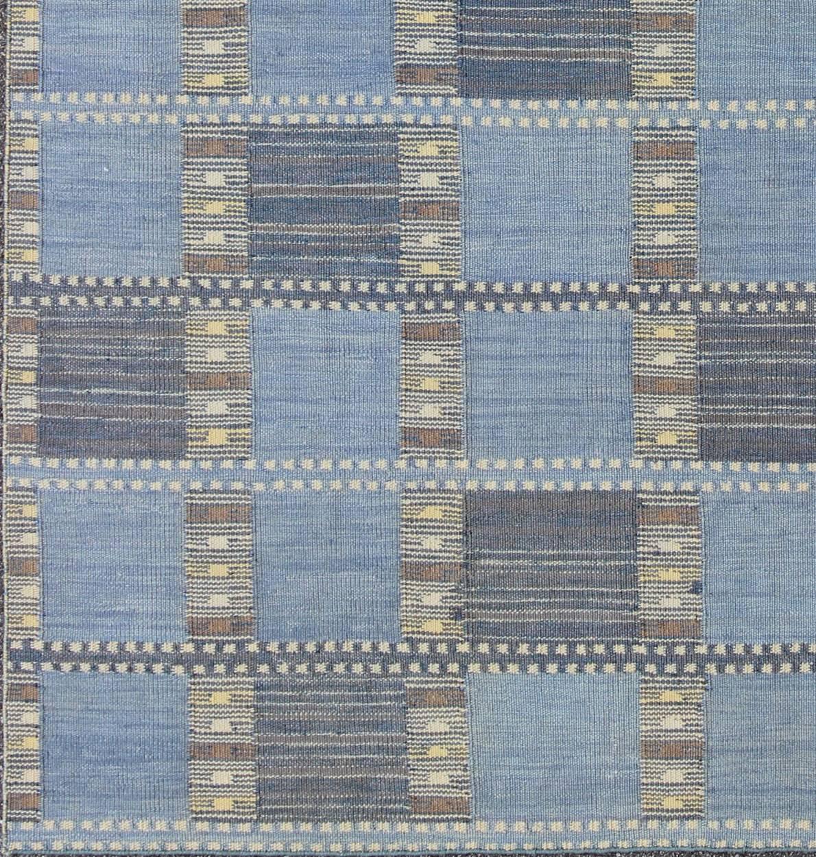 Dieser skandinavische Teppich mit Flachgewebe-Muster ist von den Arbeiten schwedischer Textildesigner des frühen bis mittleren 20. Jahrhunderts inspiriert. Mit einer einzigartigen Mischung aus historischem und modernem Design ist diese dynamische