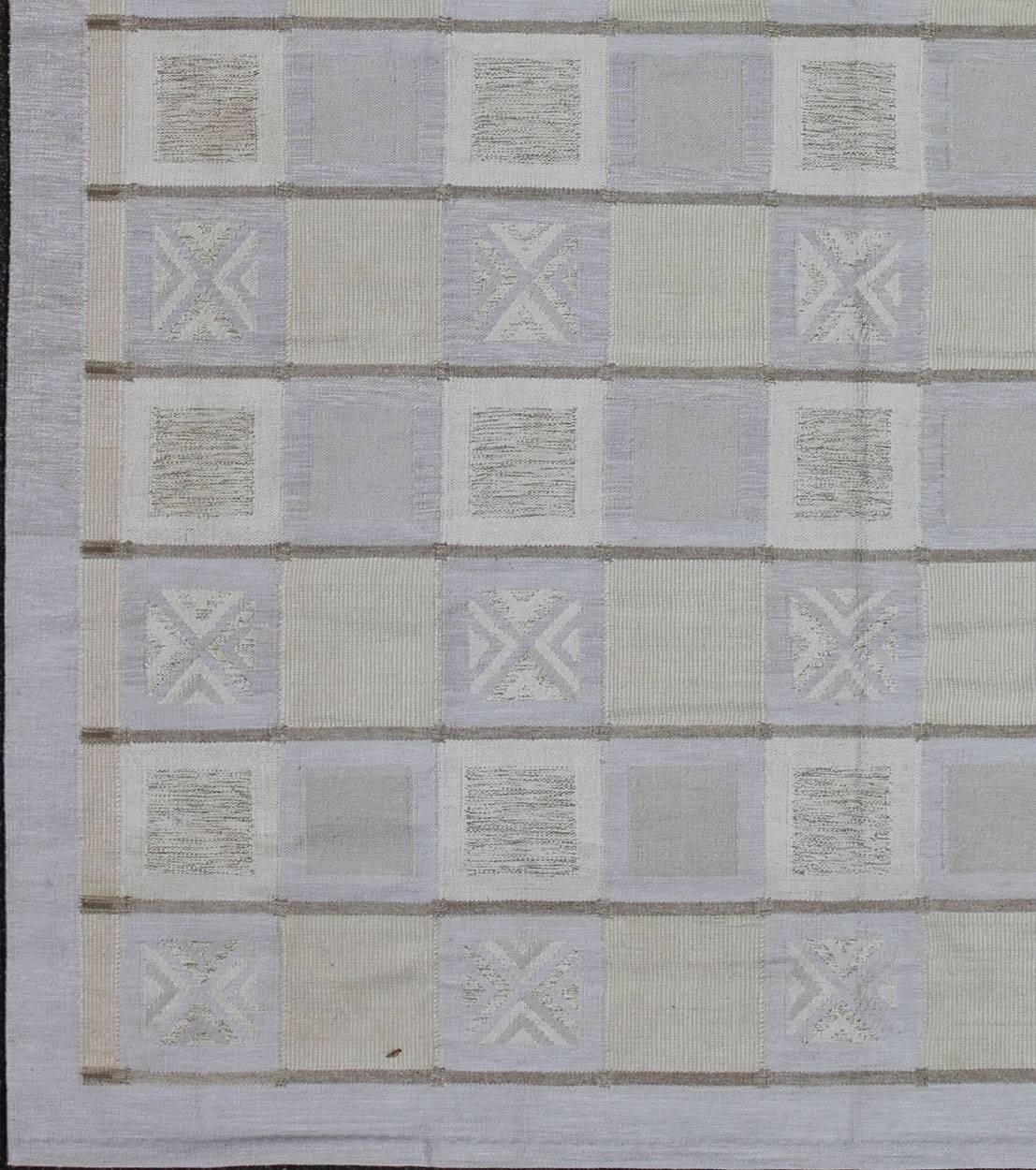 Dieser Teppich mit skandinavischem Flachgewebe-Muster ist von den Arbeiten schwedischer Textildesigner aus der Zeit Anfang bis Mitte des 20. Jahrhunderts inspiriert. Mit einer einzigartigen Mischung aus historischem und modernem Design ist diese
