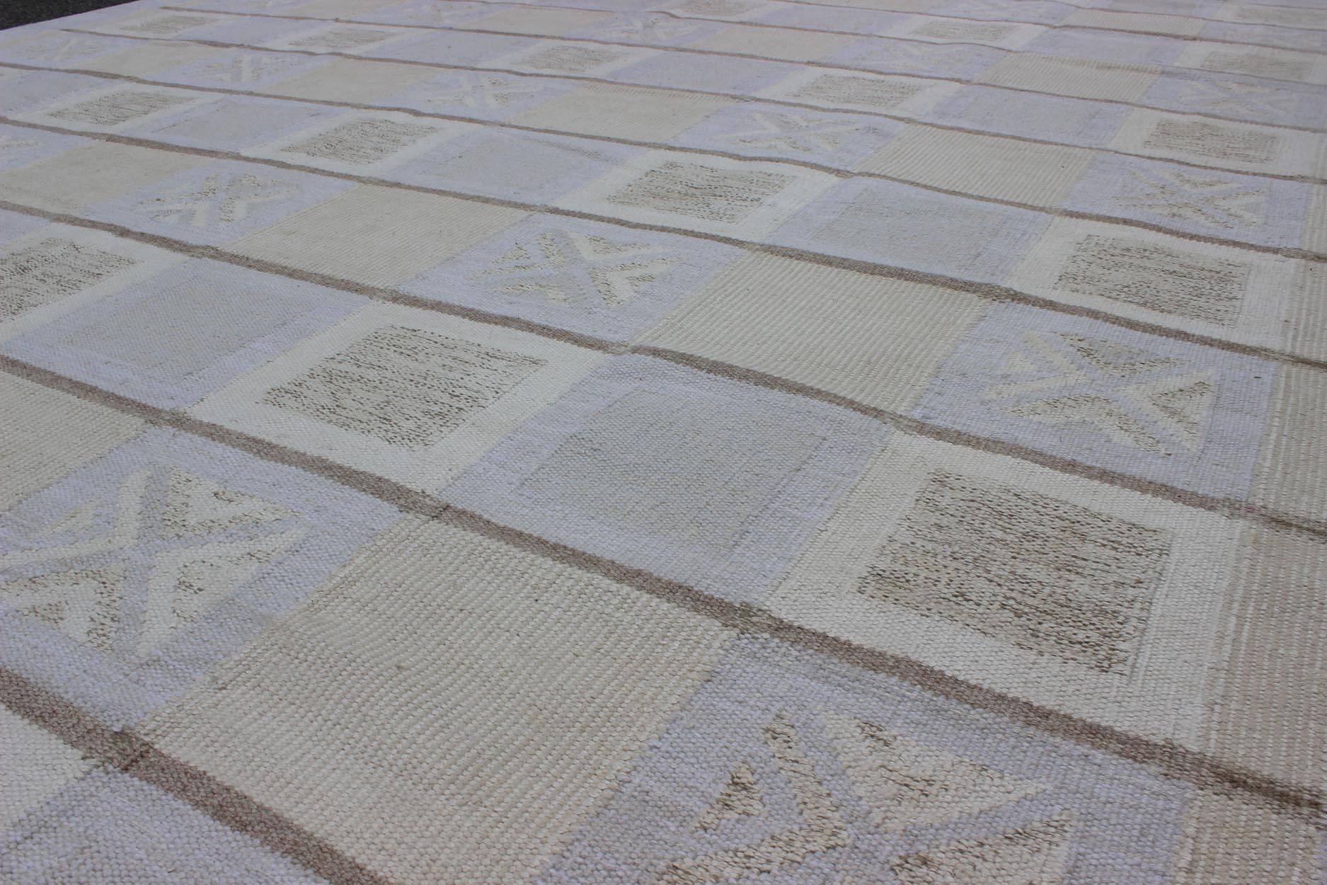 Großer moderner Flachgewebe-Teppich mit skandinavischem geometrischem Design in neutralen Tönen (Handgewebt) im Angebot
