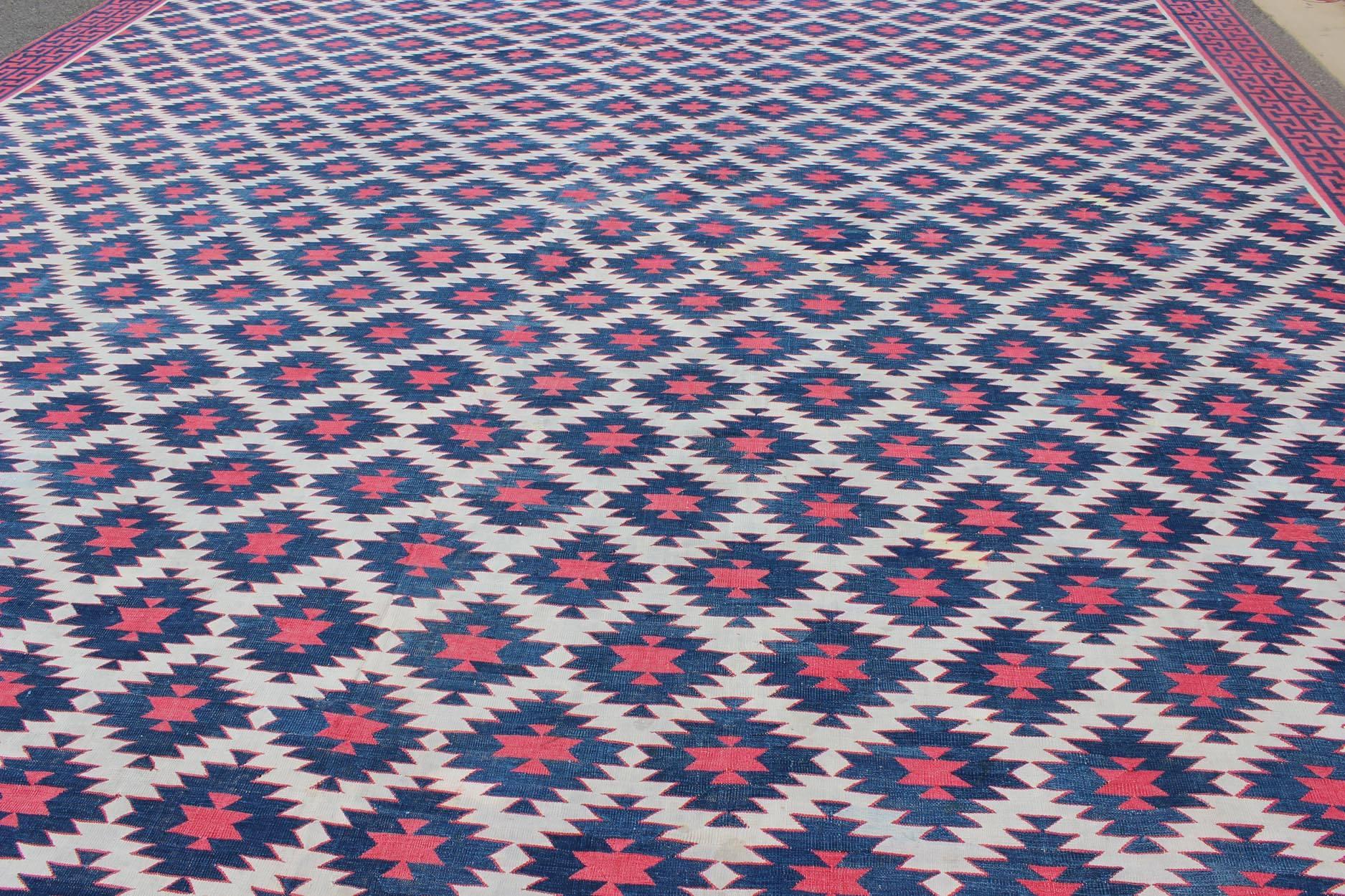 Tissé à la main Très grande Dhurrie vintage en coton avec diamants géométriques en bleu, rouge et crème en vente