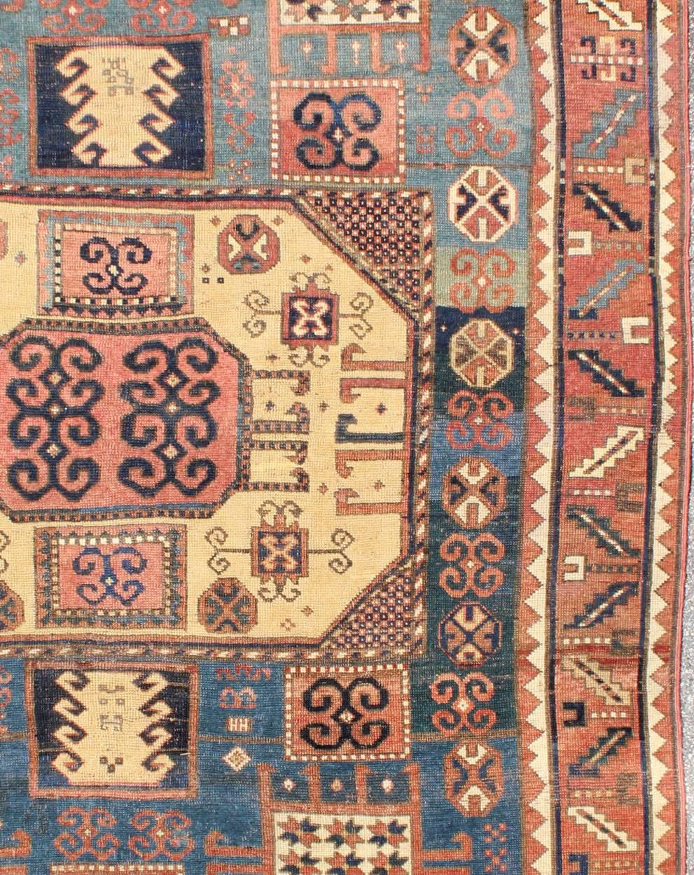 Kazakh Grand tapis caucasien ancien Karachopt en bleu, sarcelle saumon et jaune doux en vente