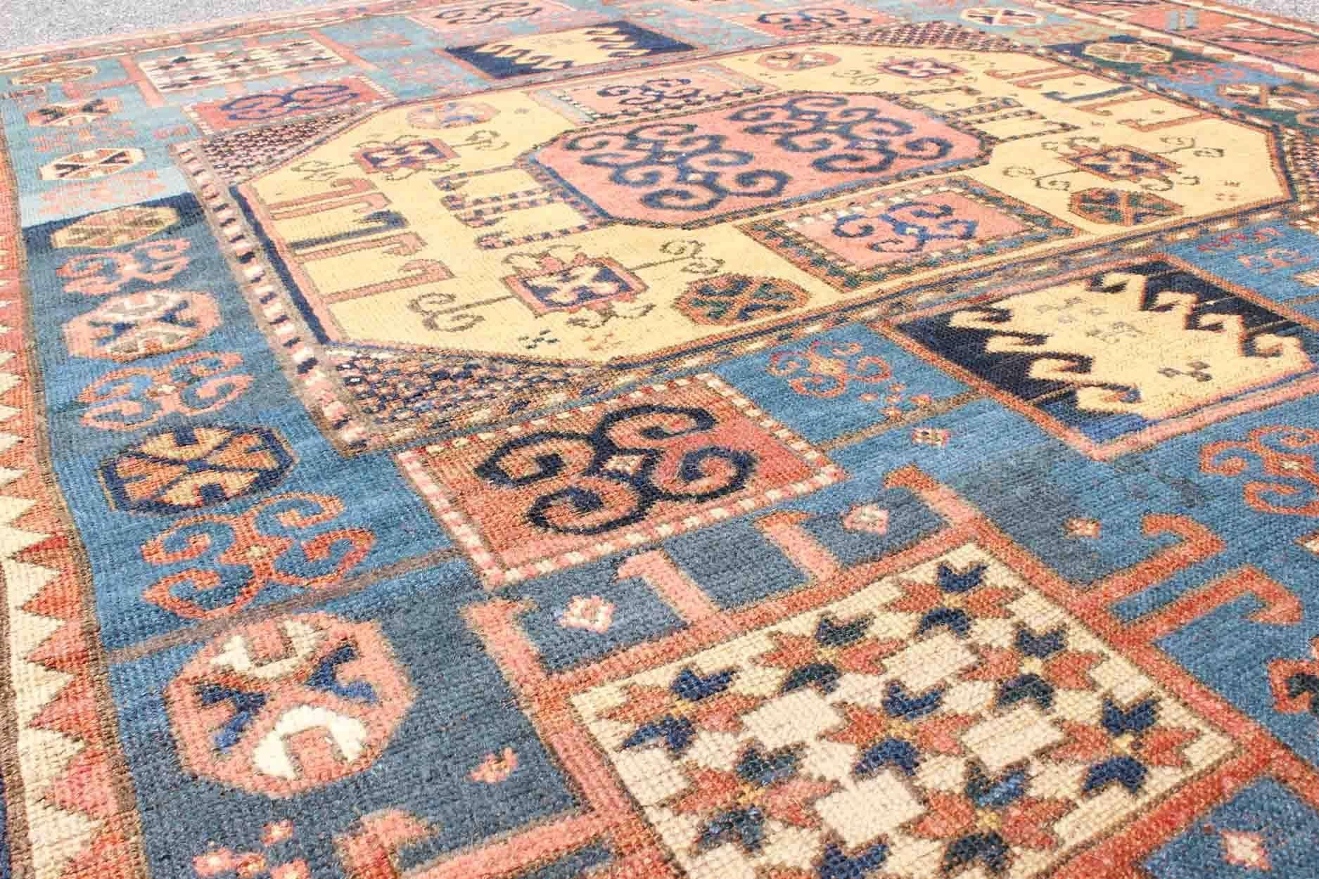 Noué à la main Grand tapis caucasien ancien Karachopt en bleu, sarcelle saumon et jaune doux en vente