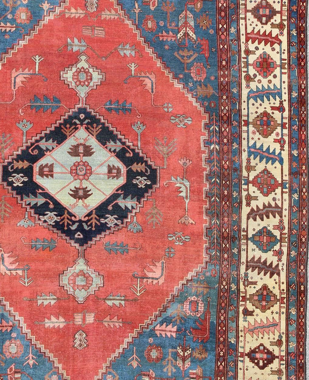 Perse Grand tapis persan ancien Bakshaish Serapi en rouge brique, bleu royal et ivoire en vente