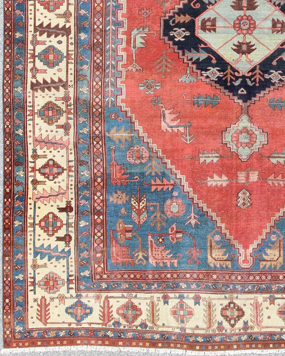 Grand tapis persan Bakshaish Serapi ancien en rouge brique, bleu royal et ivoire. Keivan Woven Arts / tapis L11-0608, pays d'origine / type : Iran / Bakshaish Serapi, vers 1880.
Mesures : 11'7 x 15'2.
Fabriqué dans le district d'Azarbijan, dans le