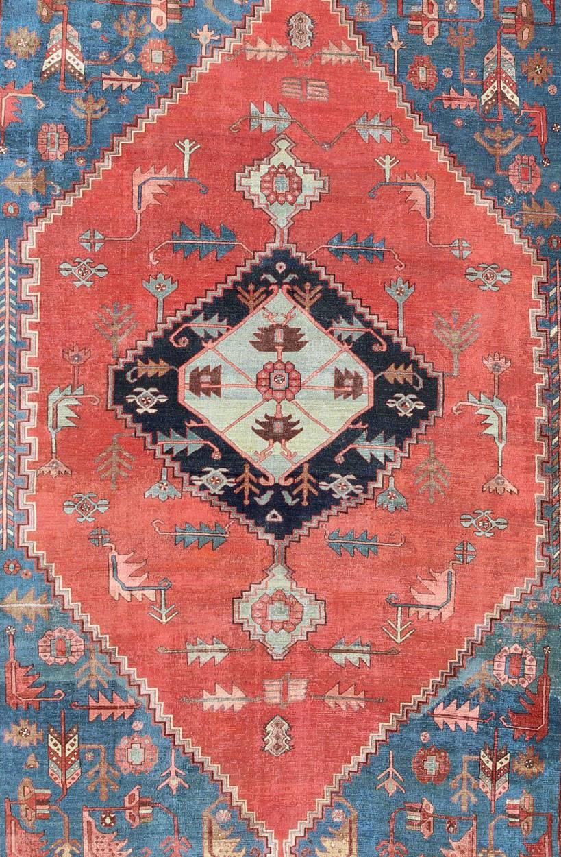 Noué à la main Grand tapis persan ancien Bakshaish Serapi en rouge brique, bleu royal et ivoire en vente