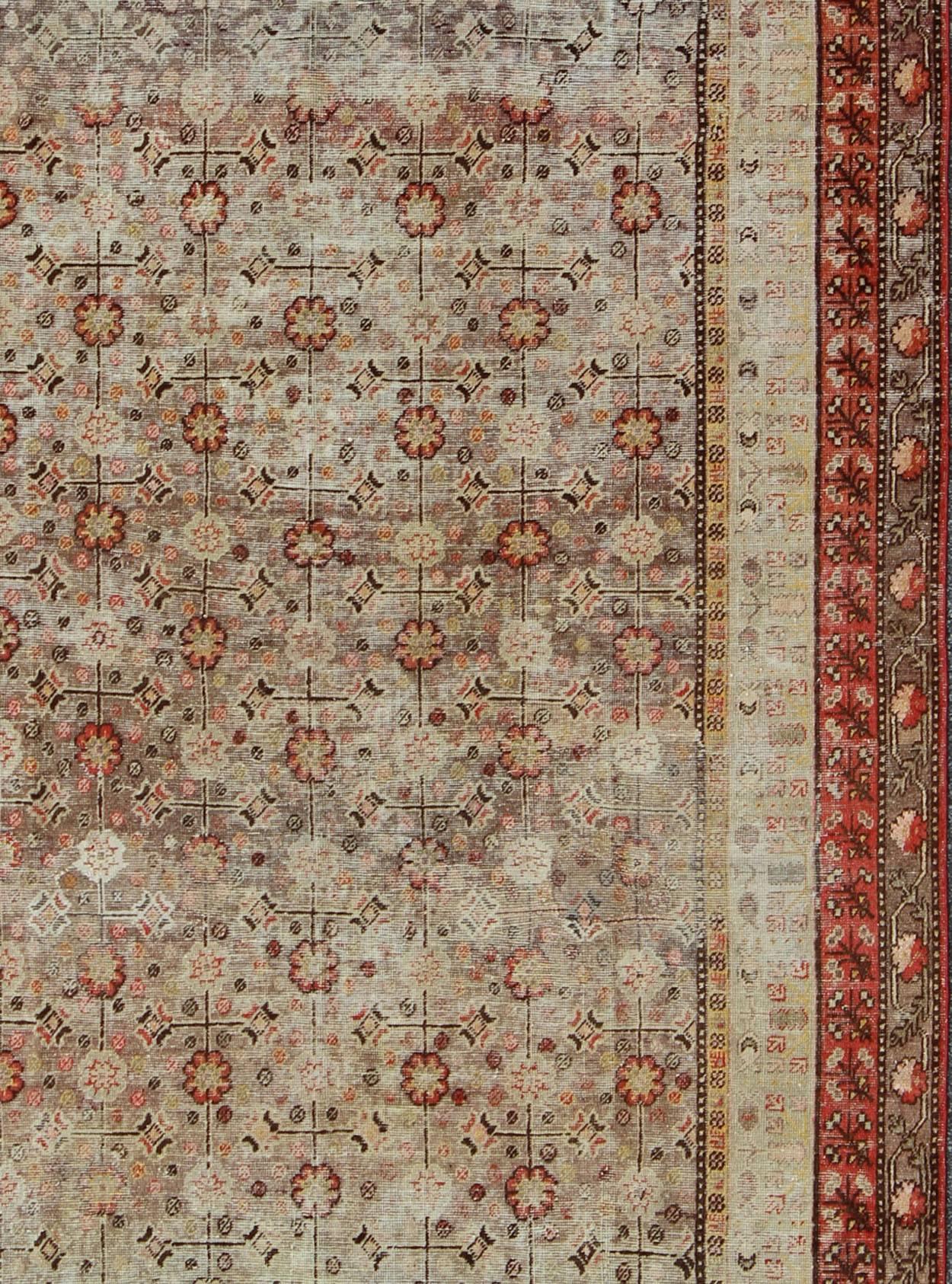Turkestan oriental Magnifique tapis Khotan ancien avec un motif floral sub géométrique complexe sur toute sa surface en vente