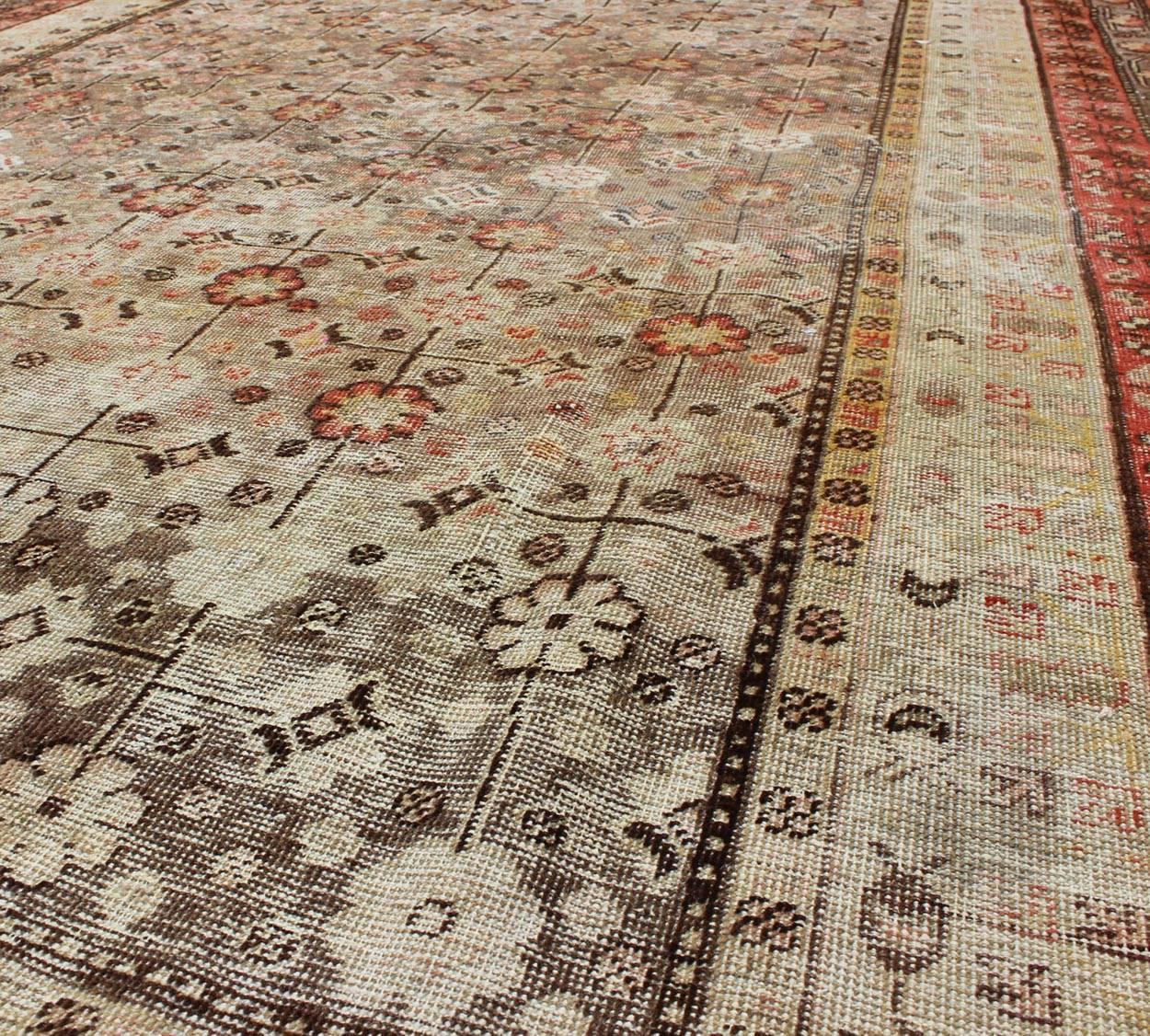Magnifique tapis Khotan ancien avec un motif floral sub géométrique complexe sur toute sa surface État moyen - En vente à Atlanta, GA