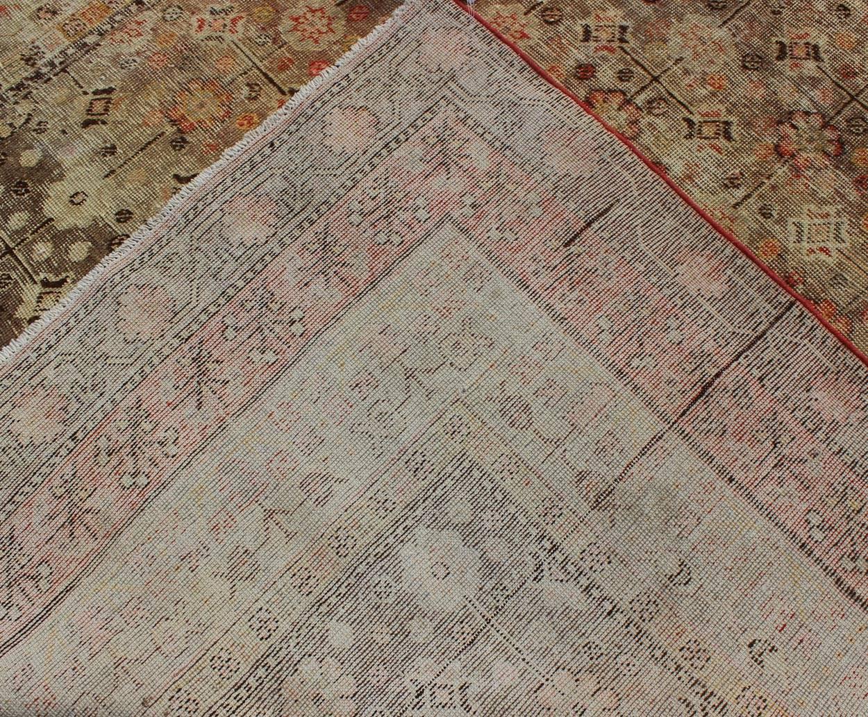 20ième siècle Magnifique tapis Khotan ancien avec un motif floral sub géométrique complexe sur toute sa surface en vente