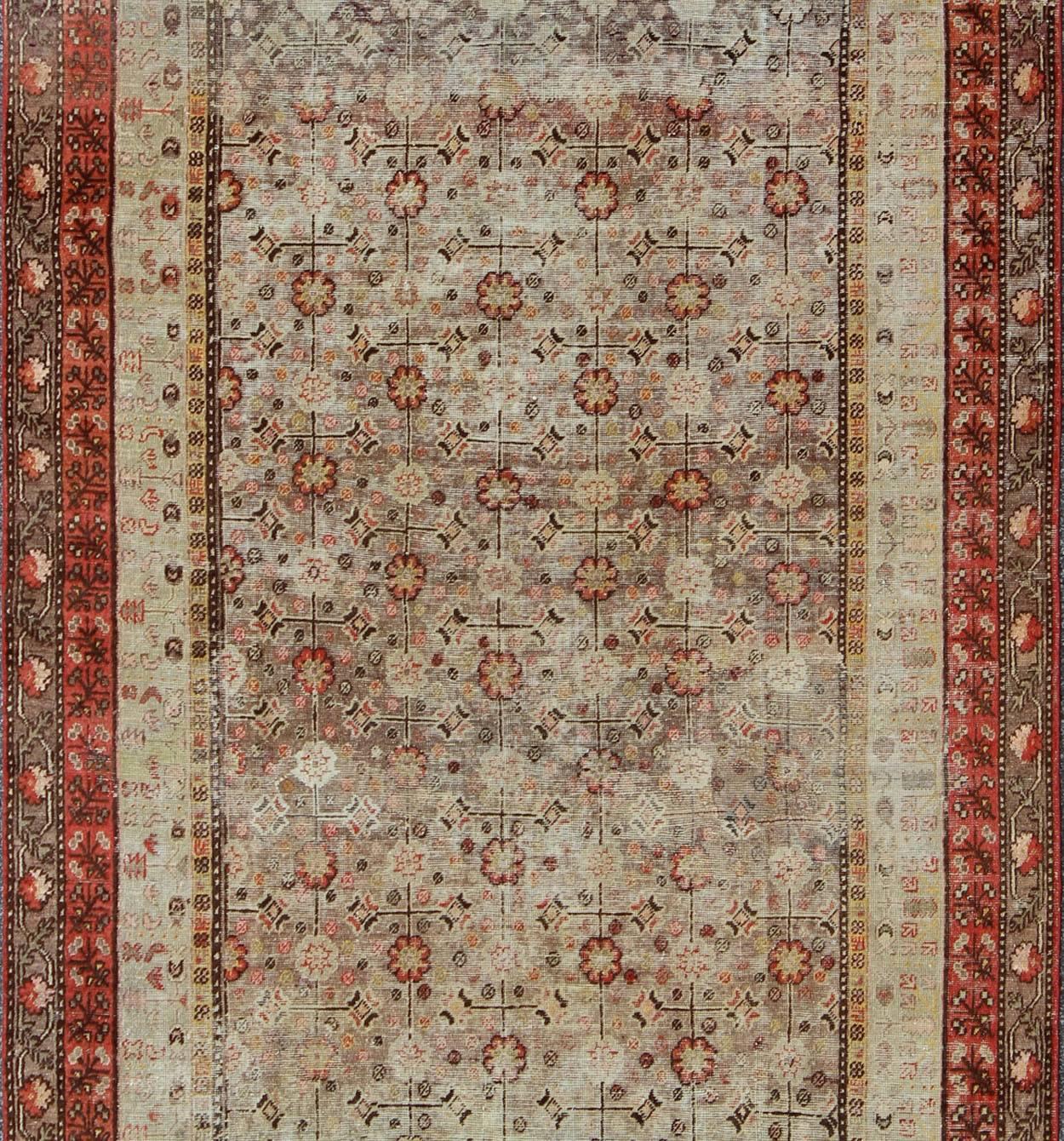 Noué à la main Magnifique tapis Khotan ancien avec un motif floral sub géométrique complexe sur toute sa surface en vente