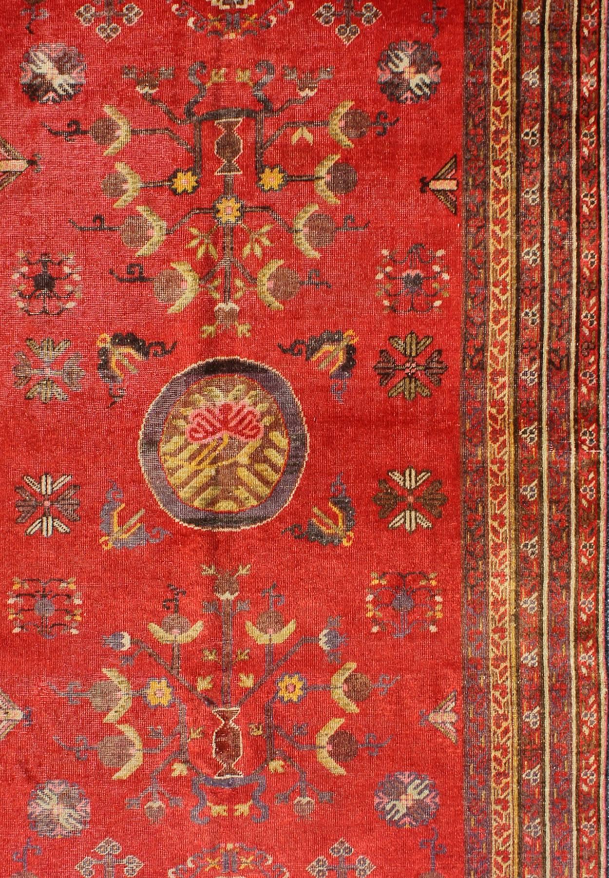 Noué à la main Tapis Khotan rouge vif avec motif floral sous-géométrique sur toute sa surface en vente