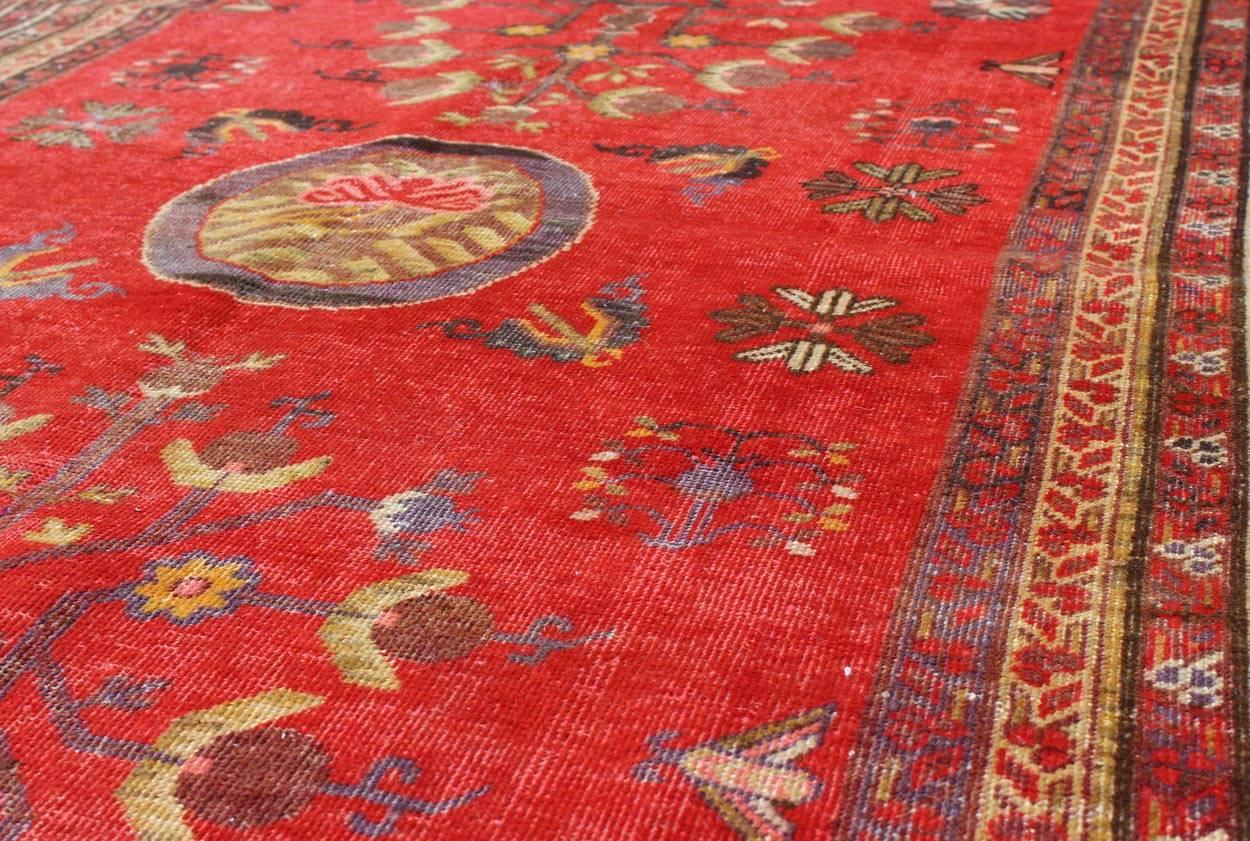 Vibrante alfombra Khotan roja con diseño floral subgeométrico integral en Bueno estado para la venta en Atlanta, GA