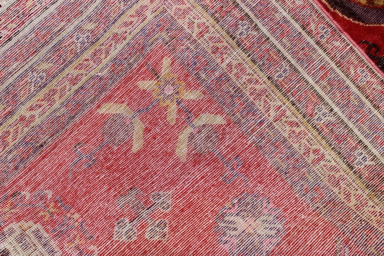 Tapis Khotan rouge vif avec motif floral sous-géométrique sur toute sa surface Bon état - En vente à Atlanta, GA
