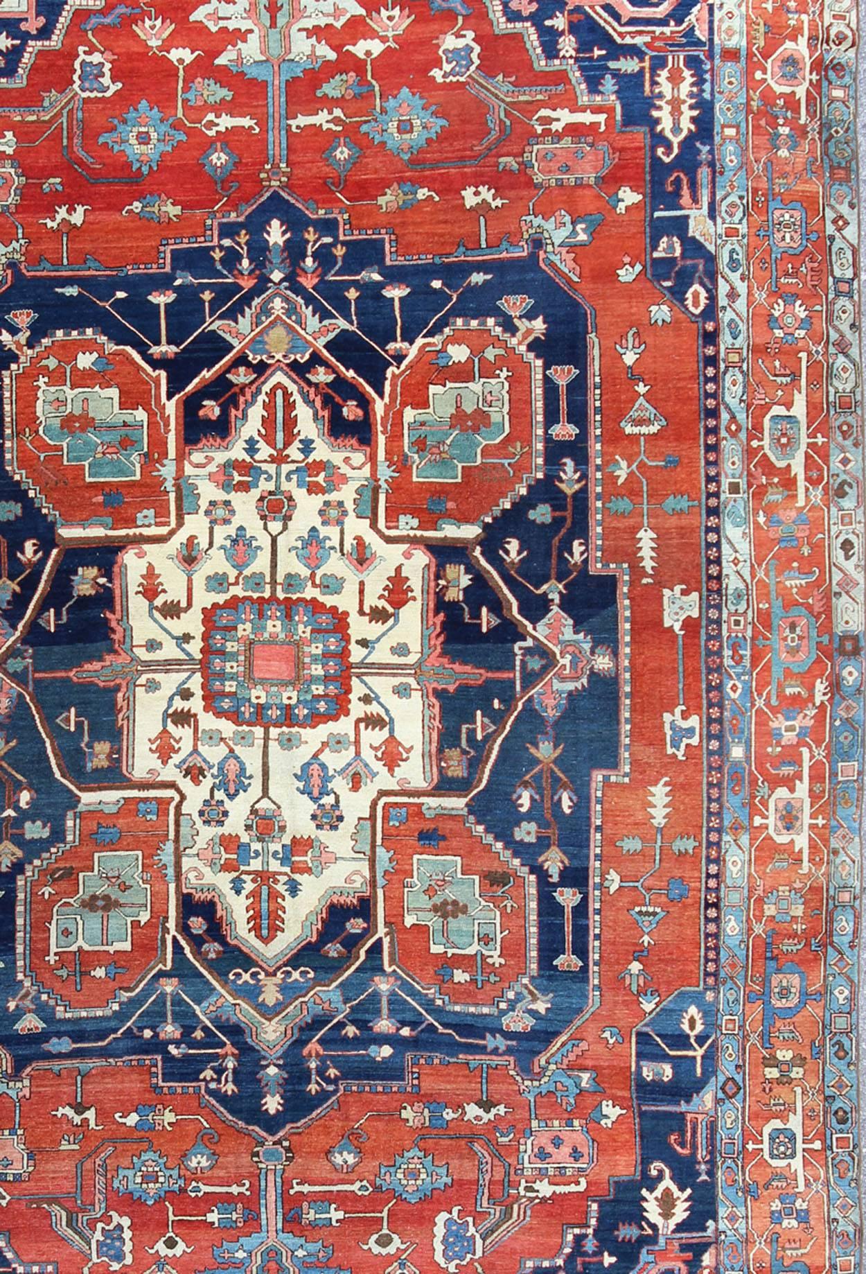 Large Antique Persian Fine Weave Serapi Rug with Bold Geometric Medallion In Excellent Condition For Sale In Atlanta, GA