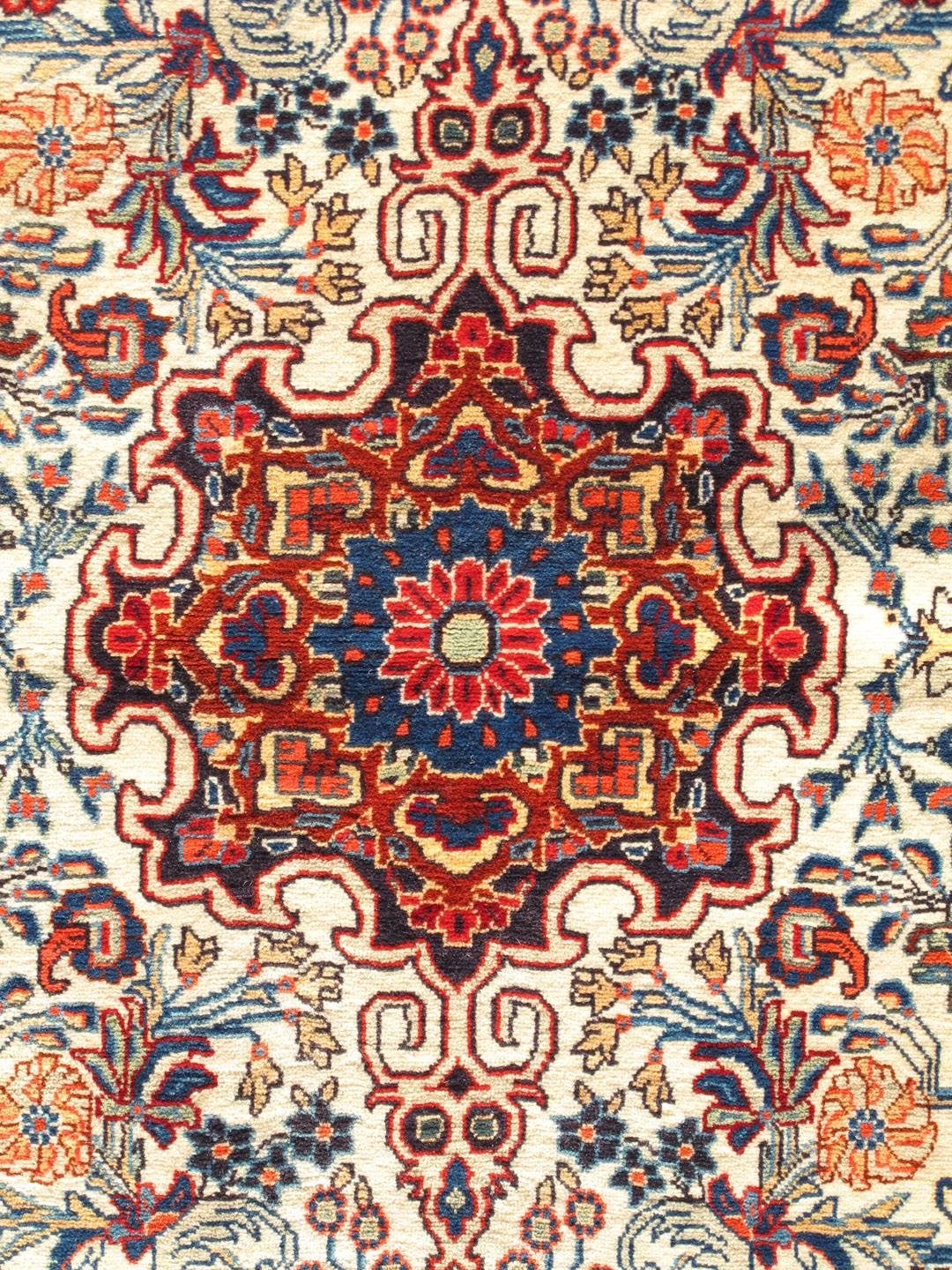 Persischer Bidjar Vintage-Teppich mit elfenbeinfarbenem Hintergrund und klassischem Design aus Persien (Tabriz) im Angebot