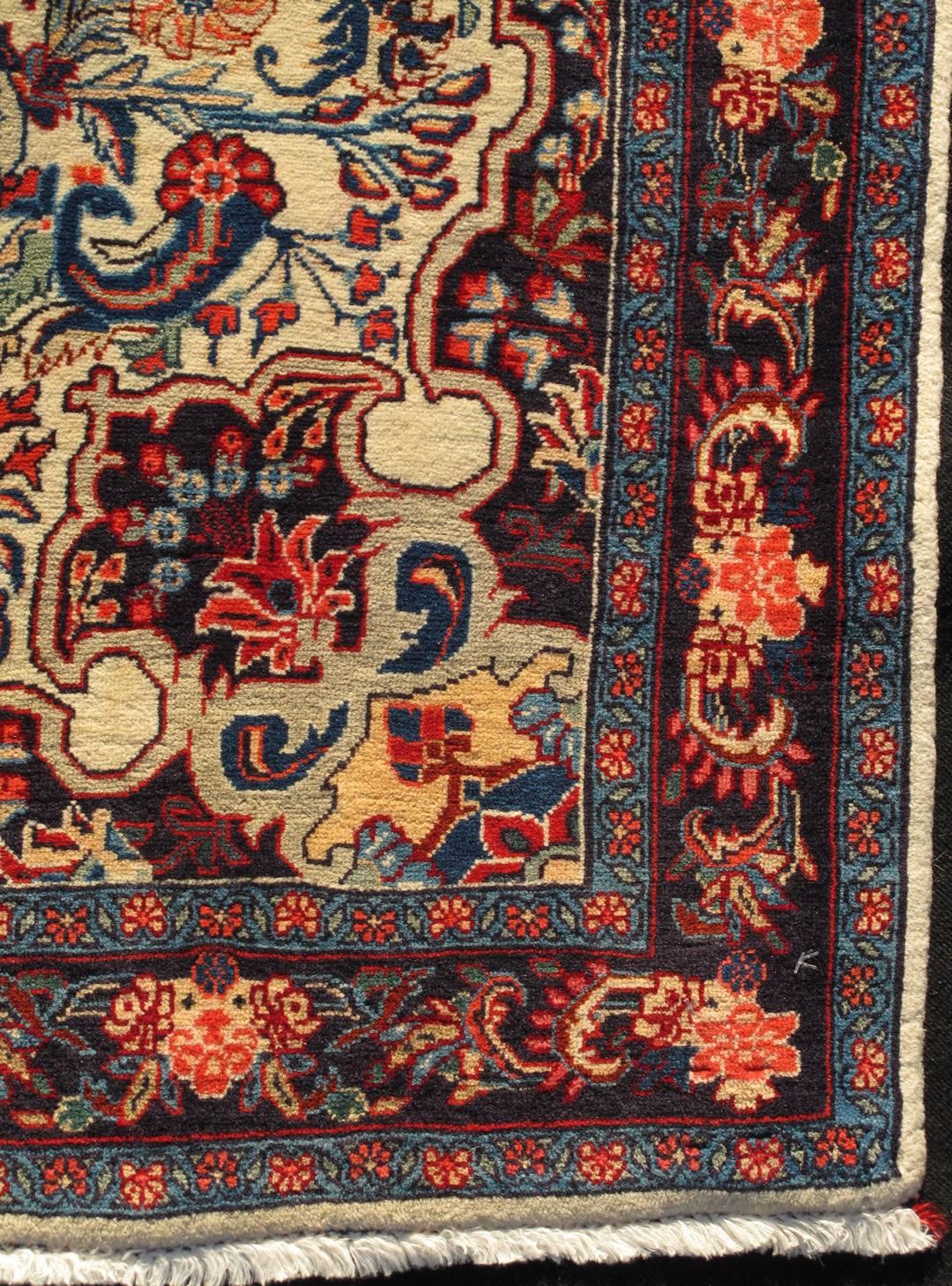 Persischer Bidjar Vintage-Teppich mit elfenbeinfarbenem Hintergrund, mehreren Farben und klassischem Design Teppich/10-KE-304

Dieser Perserteppich auf elfenbeinfarbenem Hintergrund zeigt ein klassisches Design in verschiedenen Farben  
Maße: 3'6 x