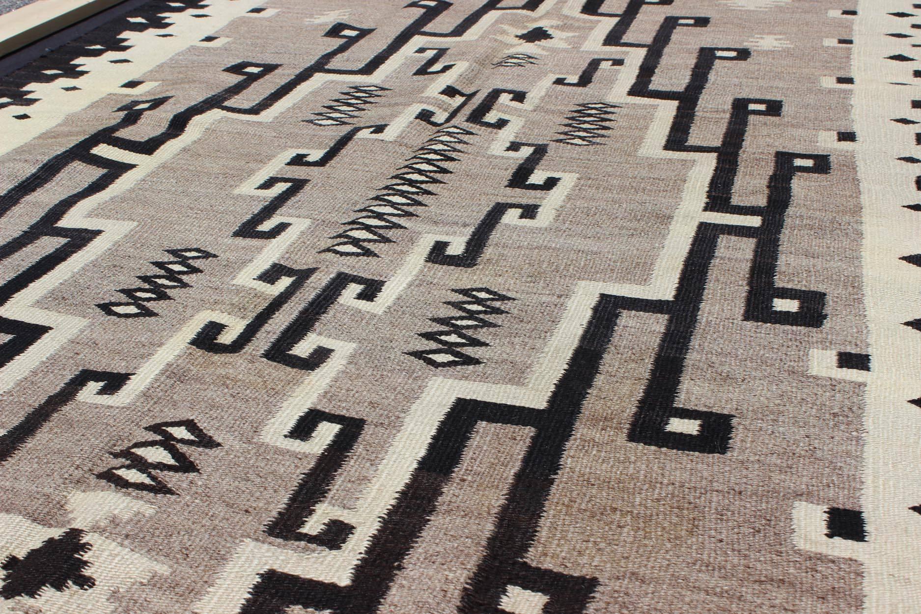 Early 20th Century American Navajo Rug with Medallion Design with Greys, Creams, Ivory and Charcoal For Sale