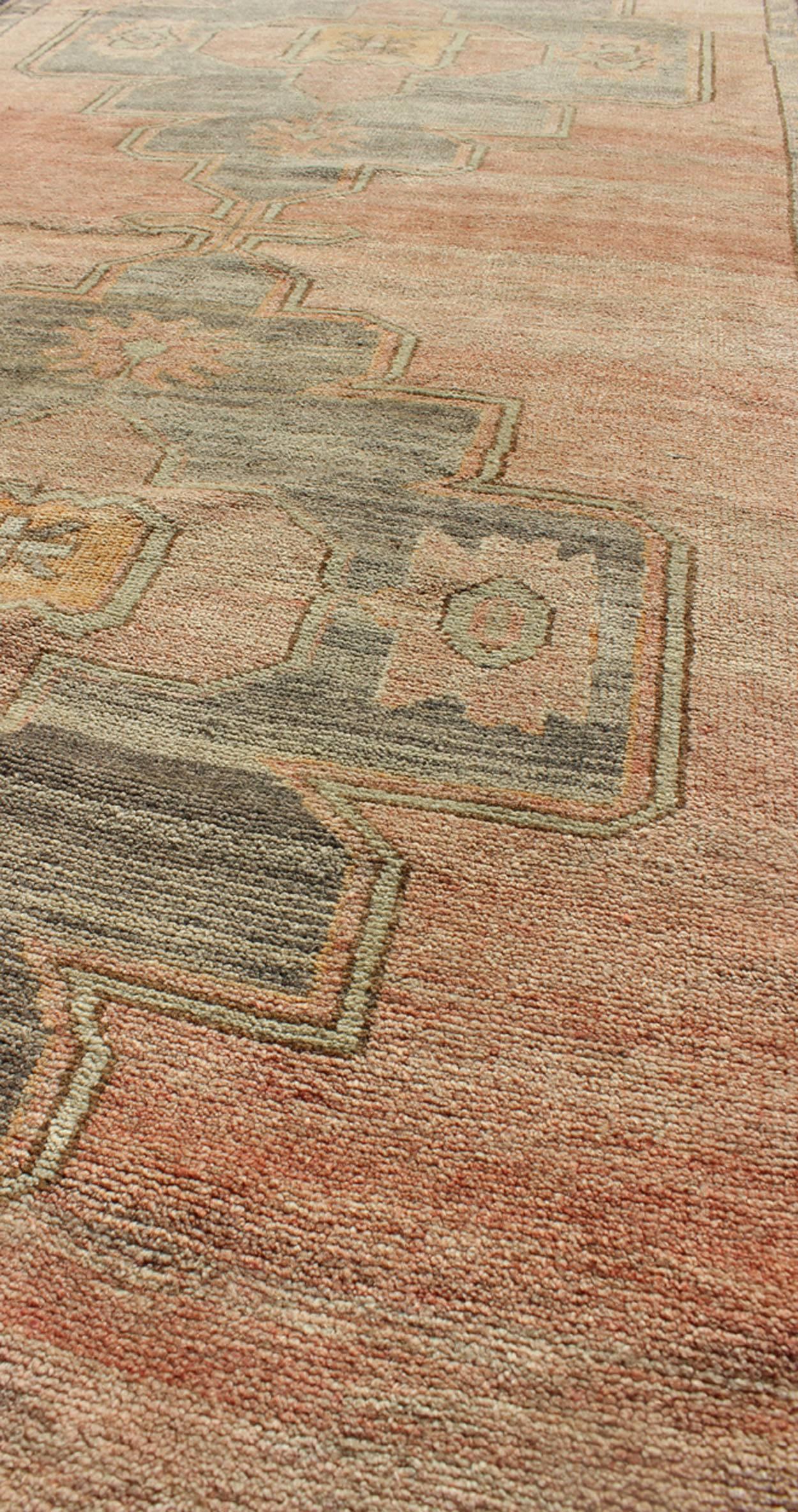 Runner turco Oushak rosa con design a medaglione con colori grigio e verde chiaro In condizioni ottime in vendita a Atlanta, GA