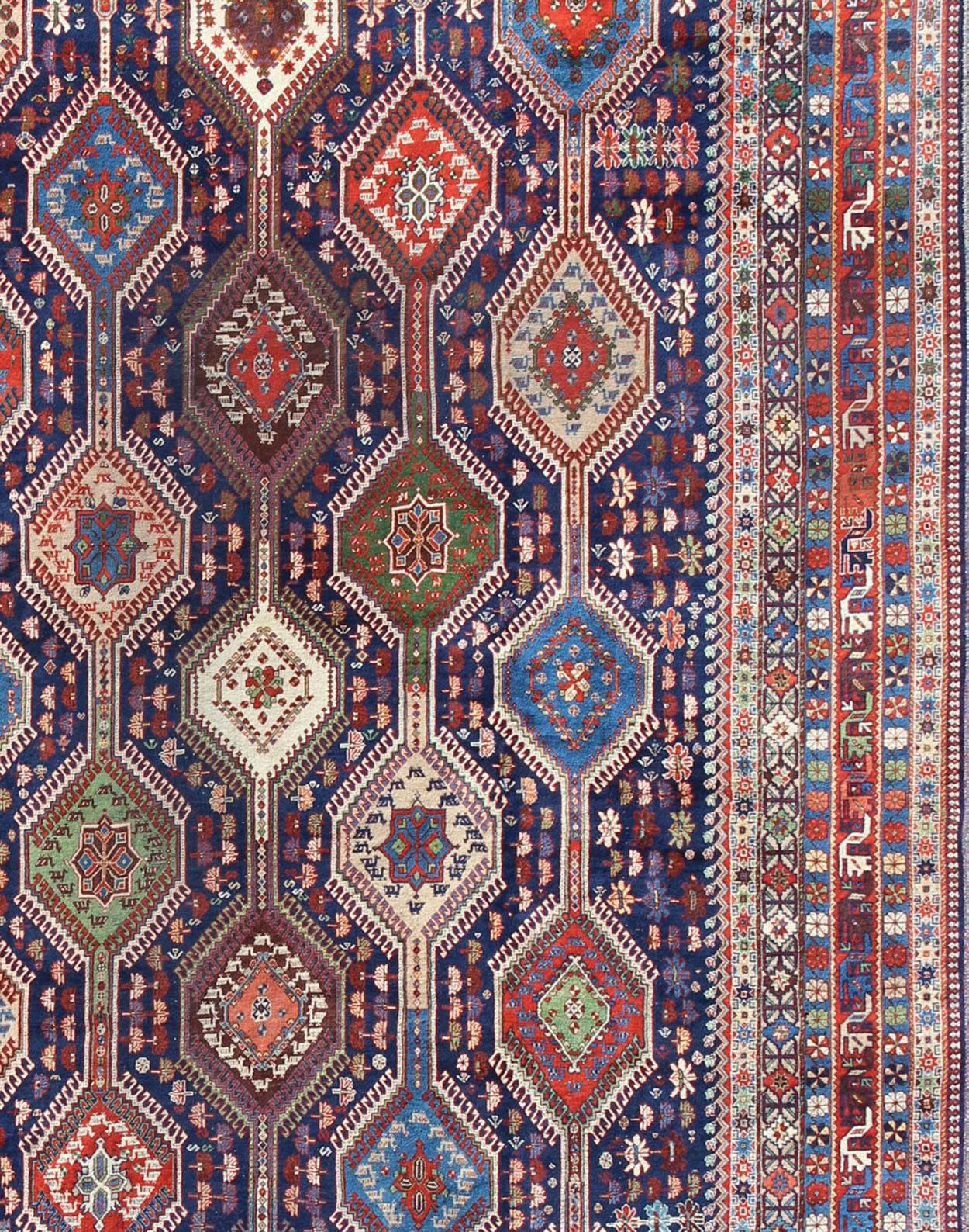 Perse Grand tapis persan ancien Afshar avec de riches tons de bijoux et un design en diamants en vente