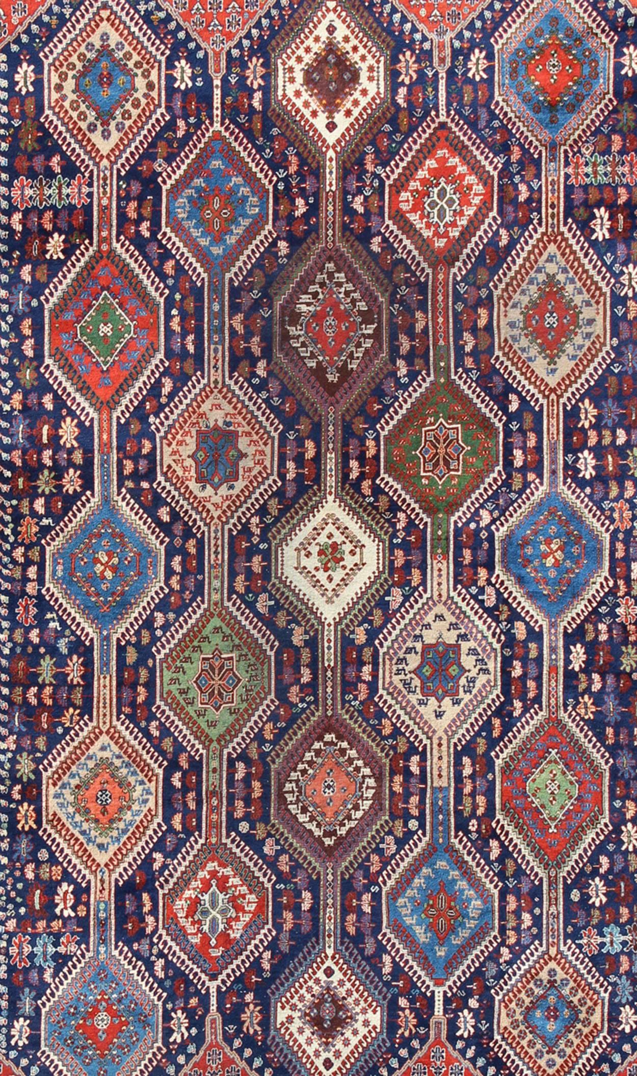 Tribal Grand tapis persan ancien Afshar avec de riches tons de bijoux et un design en diamants en vente
