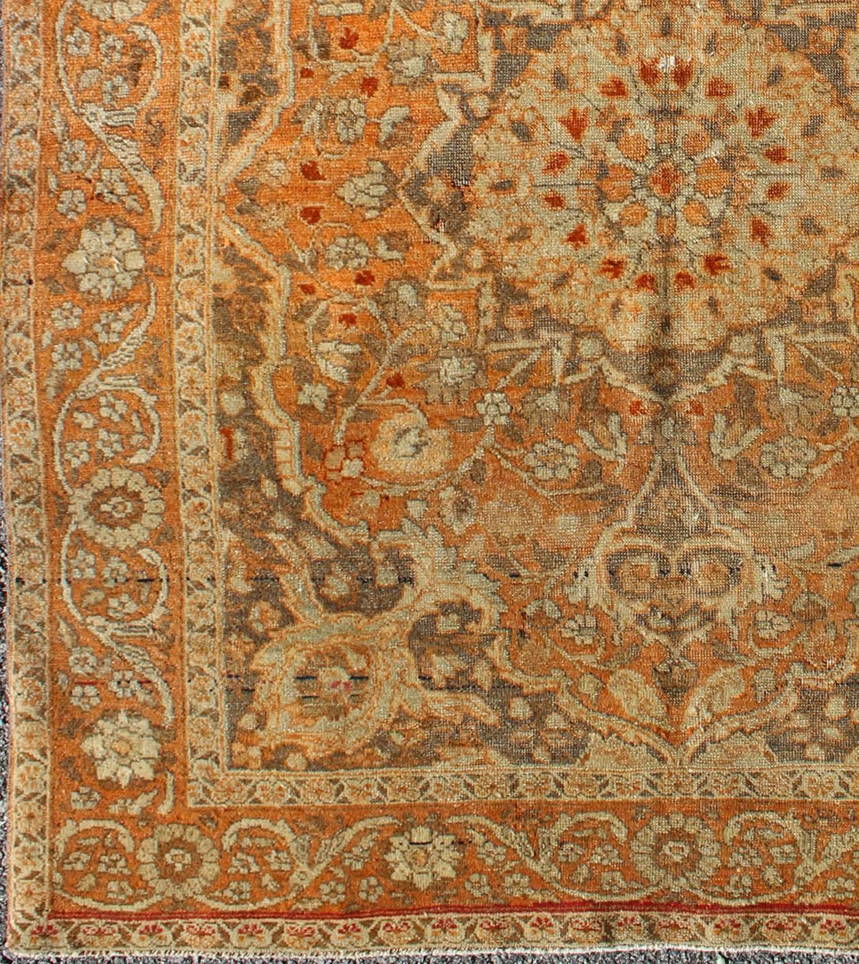 Antique Persian Tabriz Haji Jalili with in Light Orange and light brown

This magnificent antique Persian Tabriz carpet from late 19th century Iran was created by the master weaver Haj-Jalili. Featuring a large and ornate central medallion flanked