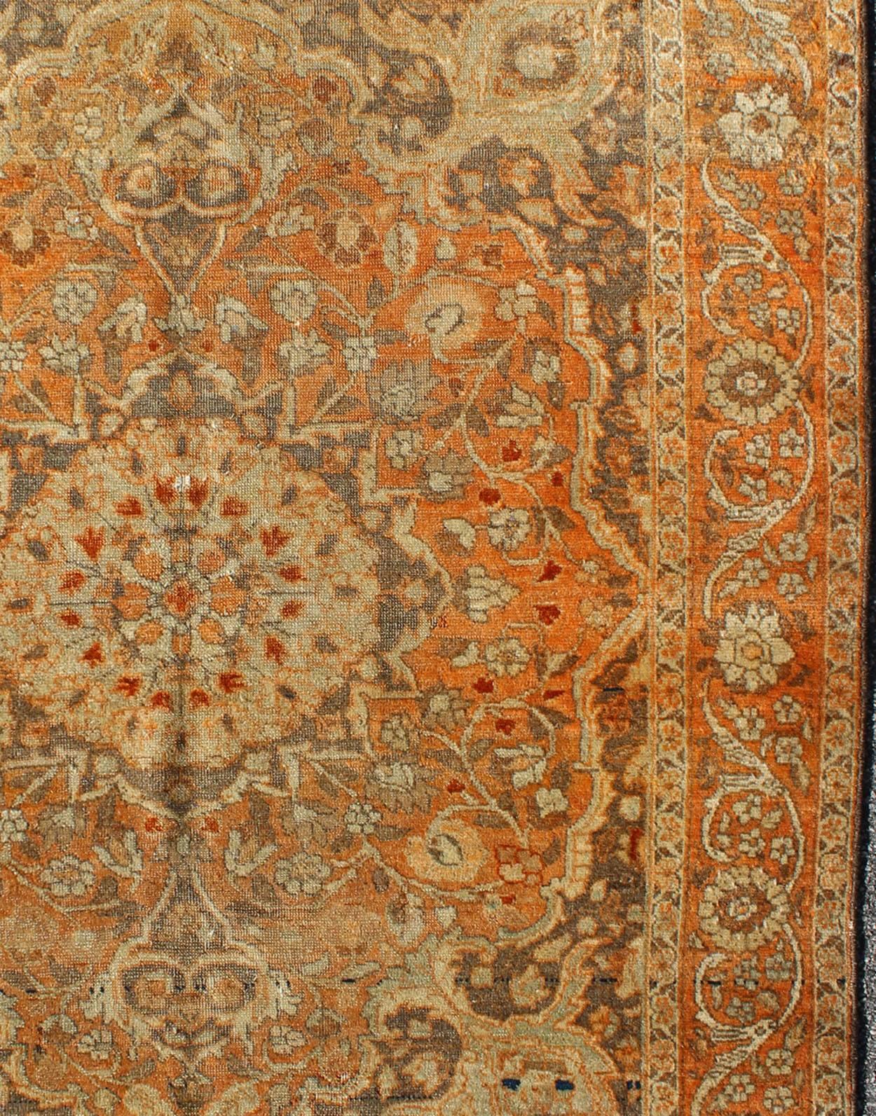 Noué à la main Ancien médaillon persan Tabriz Haji Jalili avec médaillon central orné en lt. Orange en vente