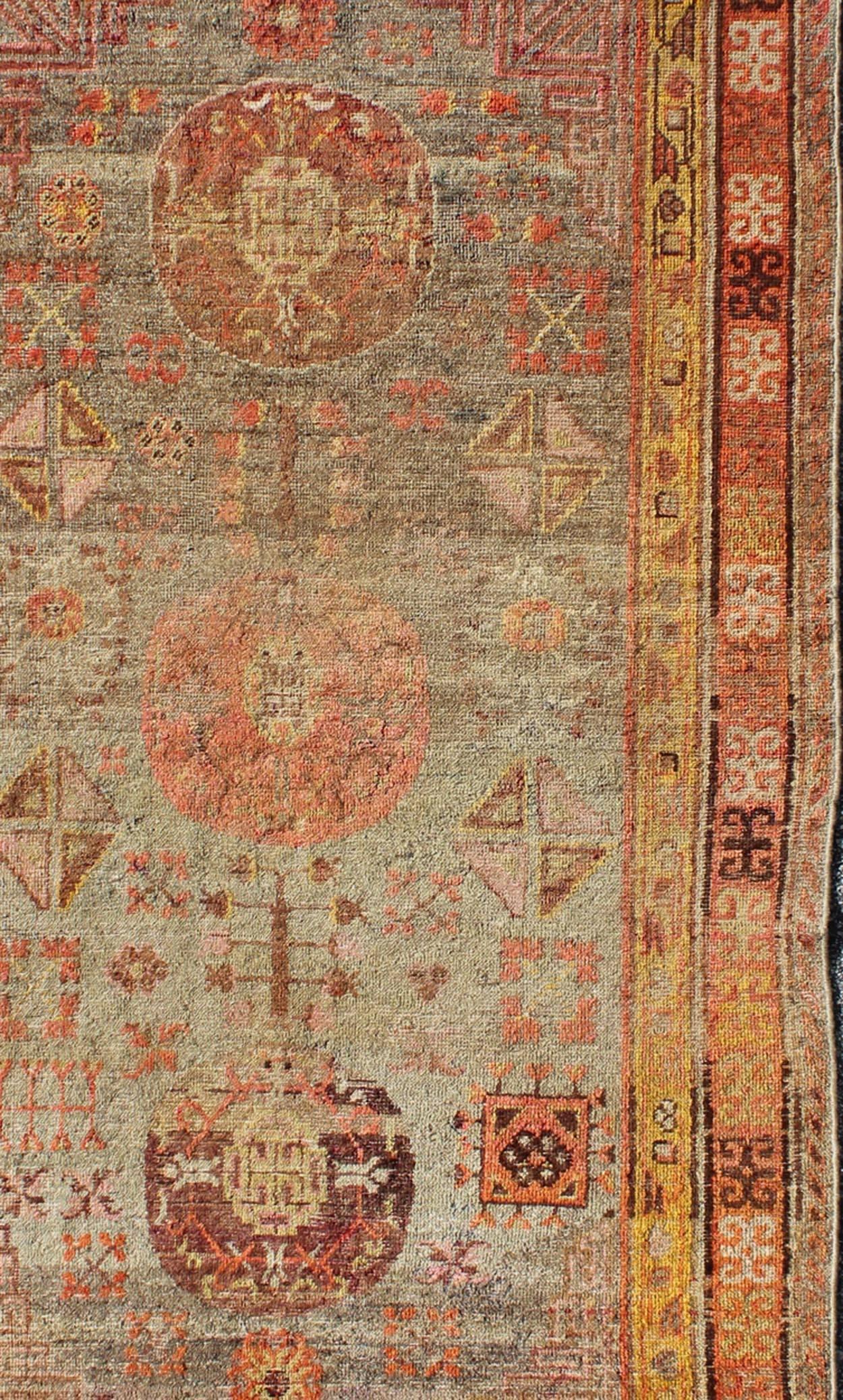 Alfombra Khotan Antigua de Asia Central con Geometría Floral Turkmeno en venta