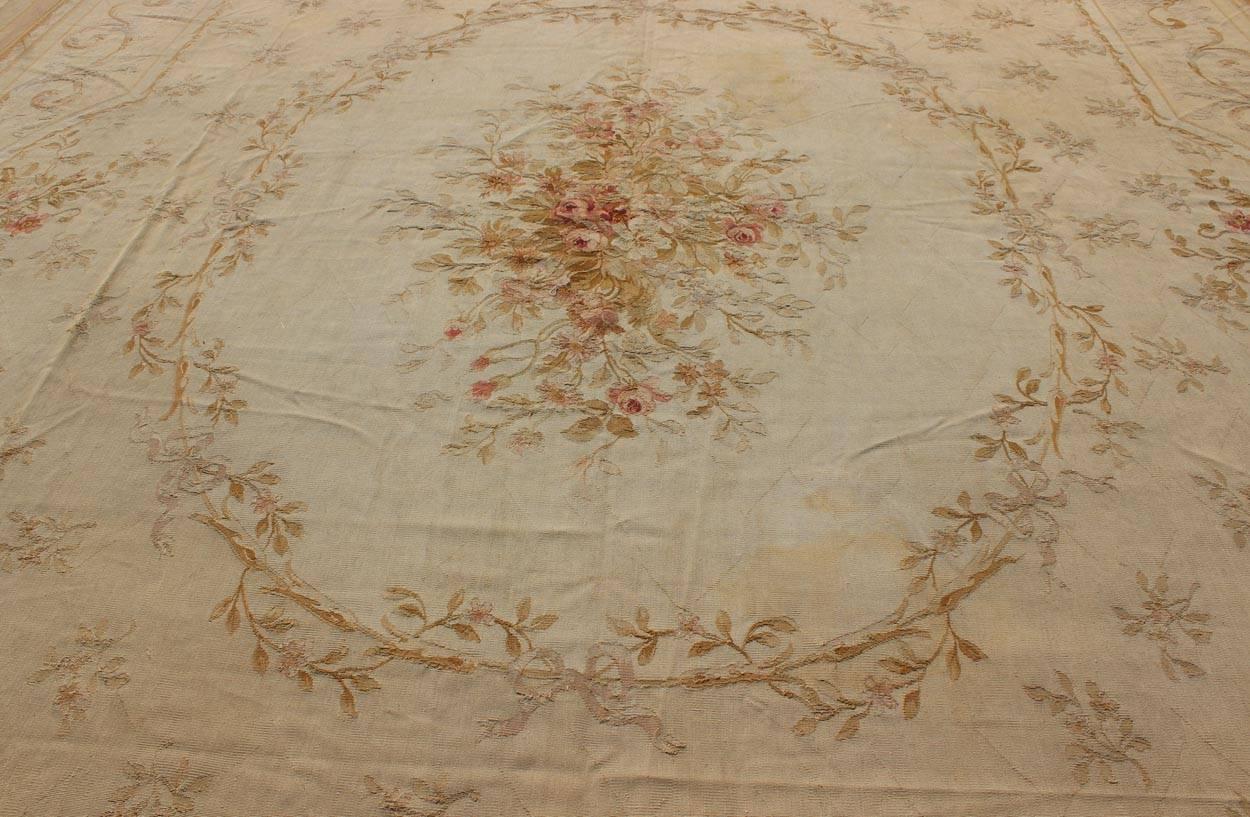 Fin du XIXe siècle Tapis français ancien d'Aubusson aux motifs romantiques et à la palette de couleurs délicate en vente