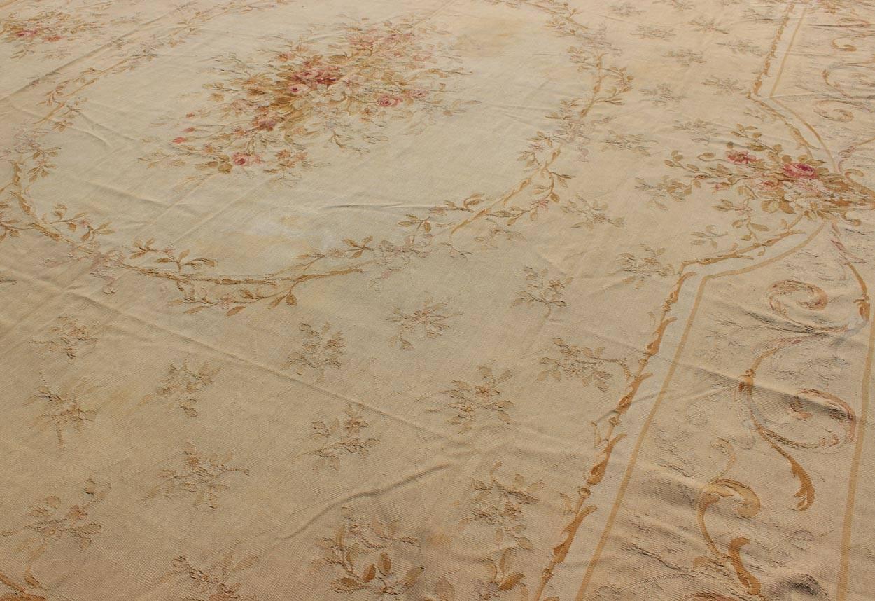 Tapis français ancien d'Aubusson aux motifs romantiques et à la palette de couleurs délicate Bon état - En vente à Atlanta, GA