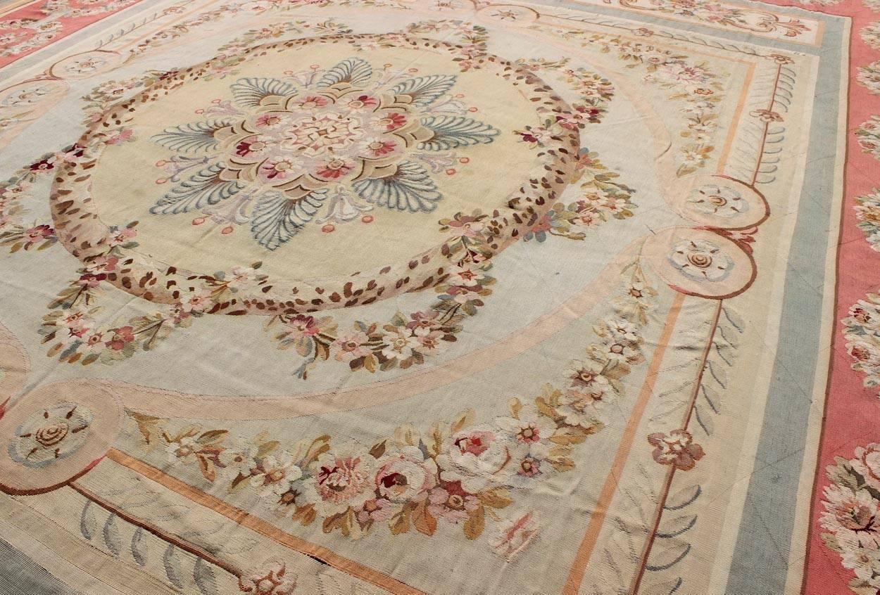 Magnifique tapis français ancien d'Aubusson à médaillons avec guirlandes de roses  Excellent état - En vente à Atlanta, GA