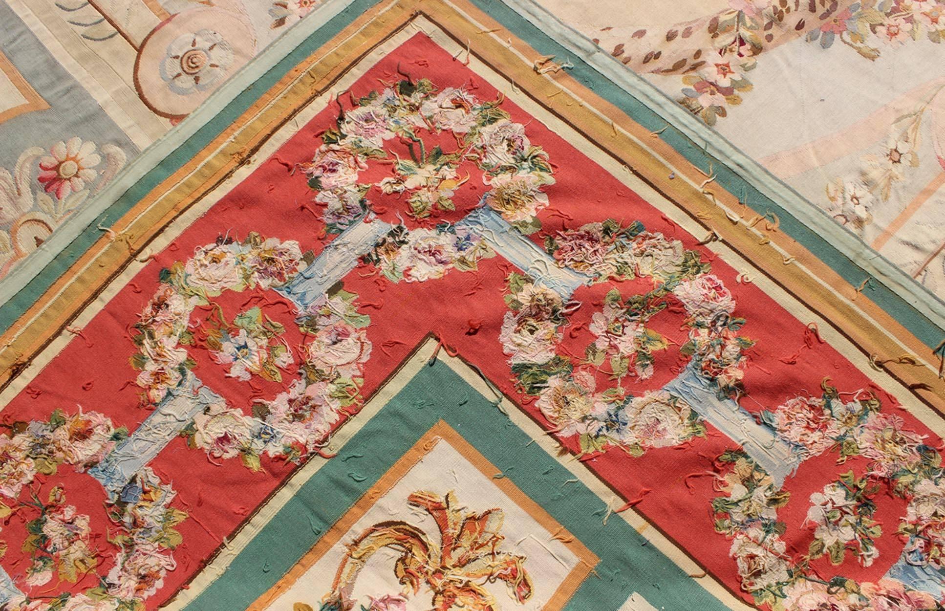 Wunderschöner antiker französischer Aubusson-Medaillon-Teppich mit Rosengirlanden  (Mittleres 19. Jahrhundert) im Angebot