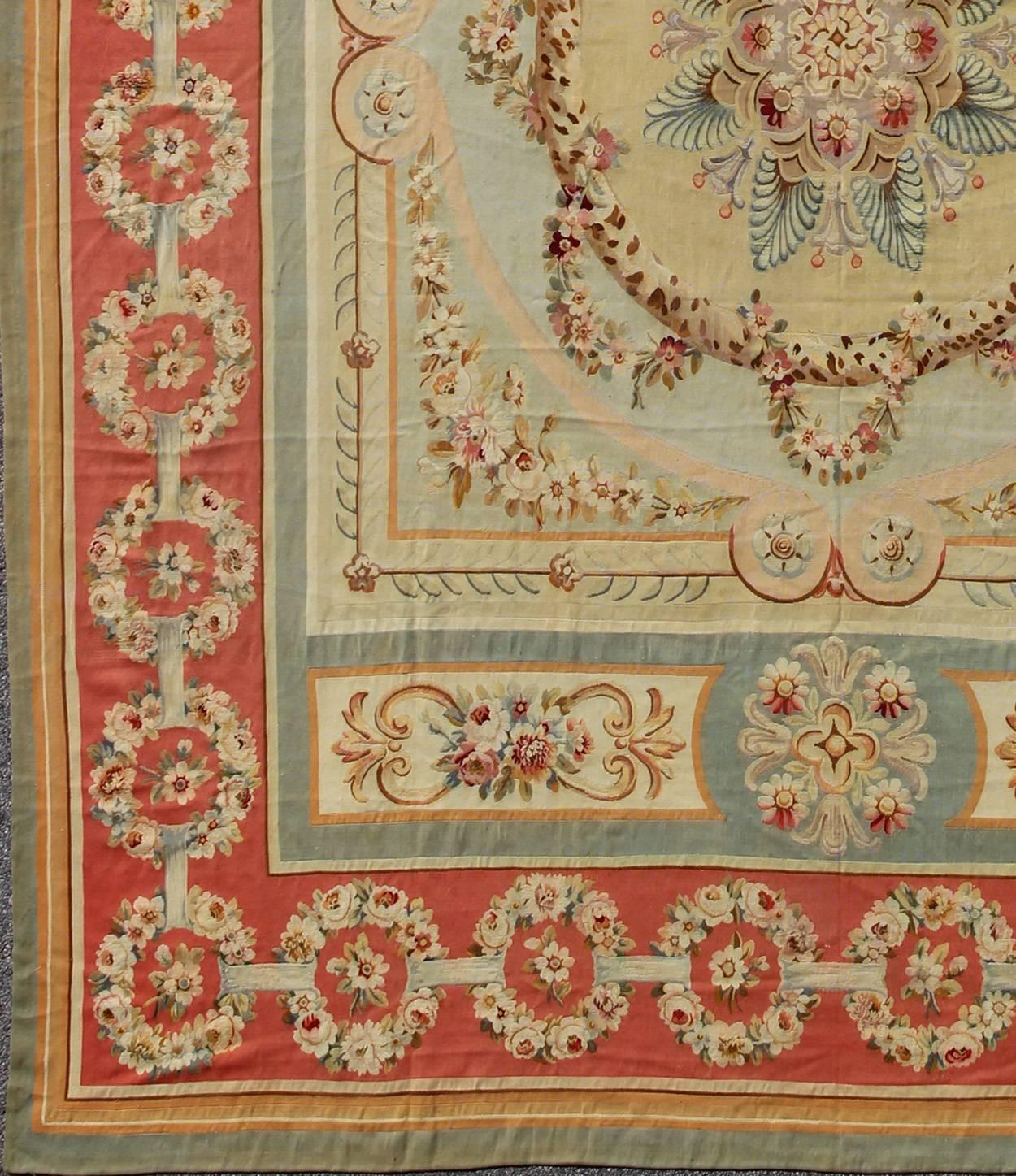 Tapis ancien à médaillon d'Aubusson avec guirlandes de roses et motifs complexes
Certaines des plus belles tapisseries et certains des plus beaux tapis d'Europe ont été tissés à Aubusson, dans le centre de la France, depuis le XVIIe siècle. Cette