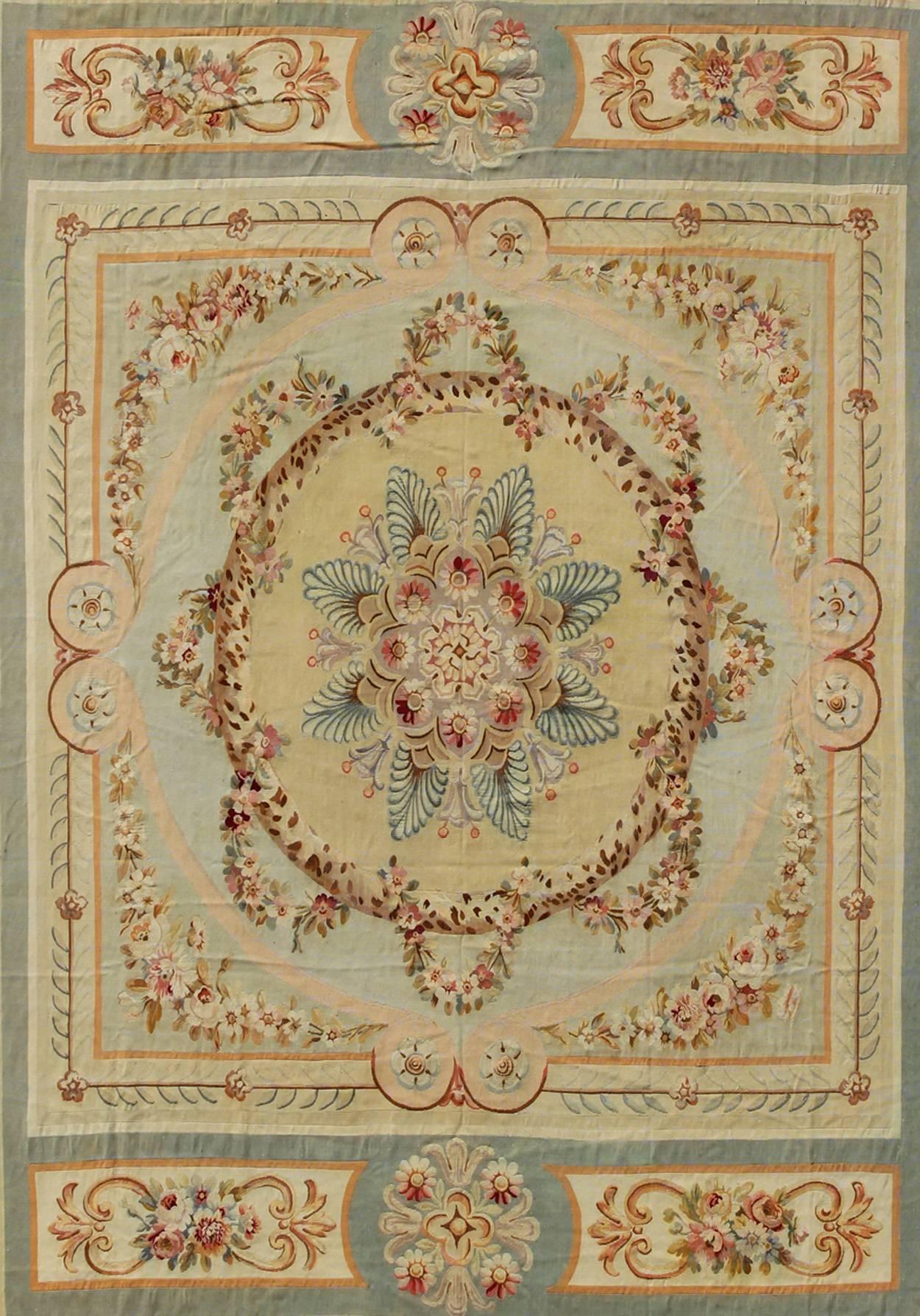 Français Magnifique tapis français ancien d'Aubusson à médaillons avec guirlandes de roses  en vente