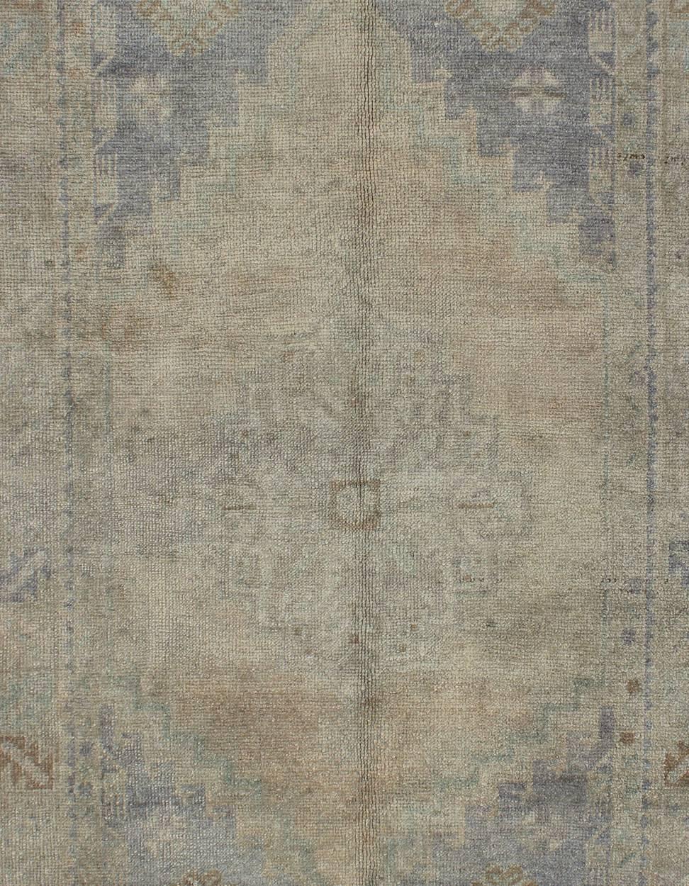 Türkischer Oushak-Teppich mit gedämpftem zentralem Medaillonmuster, Vintage im Zustand „Gut“ im Angebot in Atlanta, GA