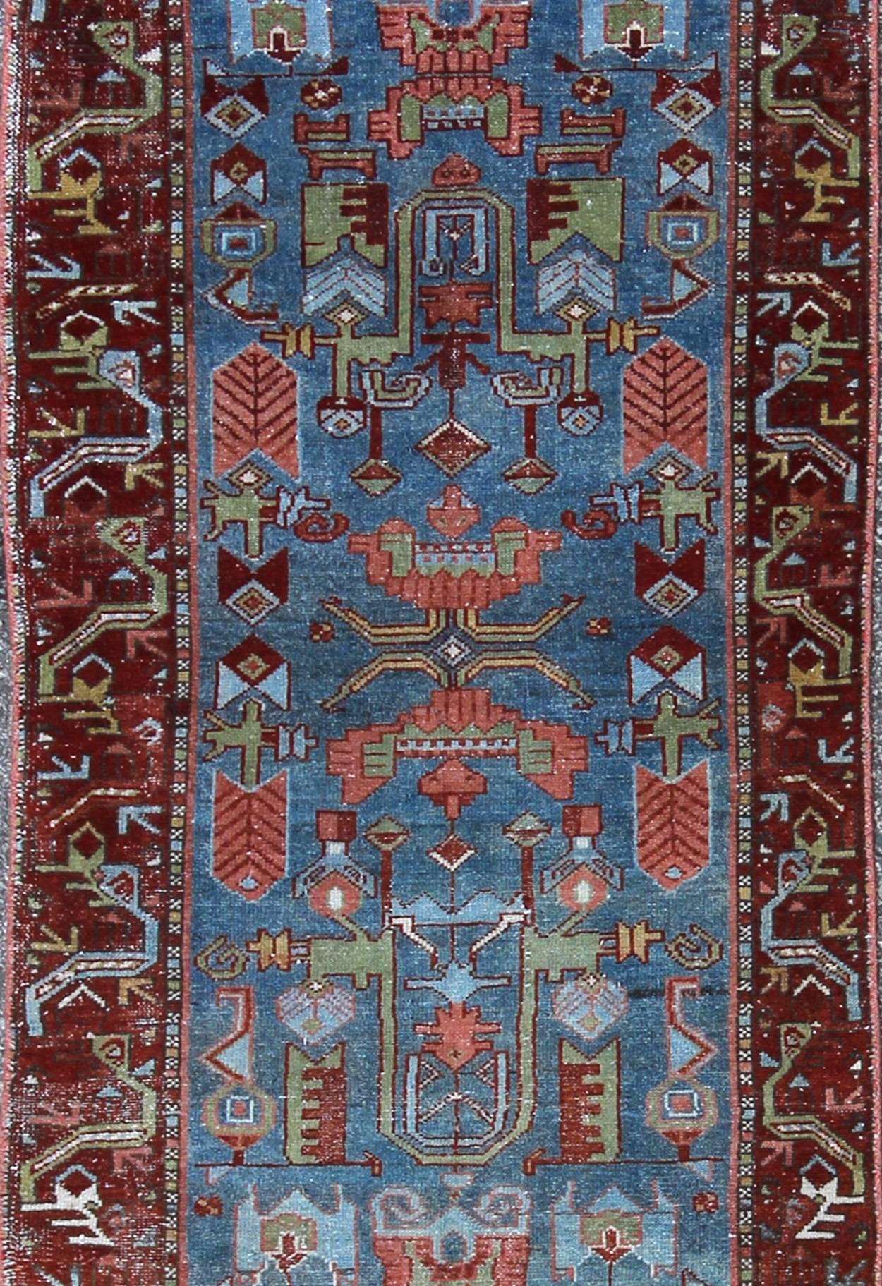 Noué à la main Tapis de couloir persan Malayer avec motif tribal sous-géométrique en bleu, rouge et vert en vente
