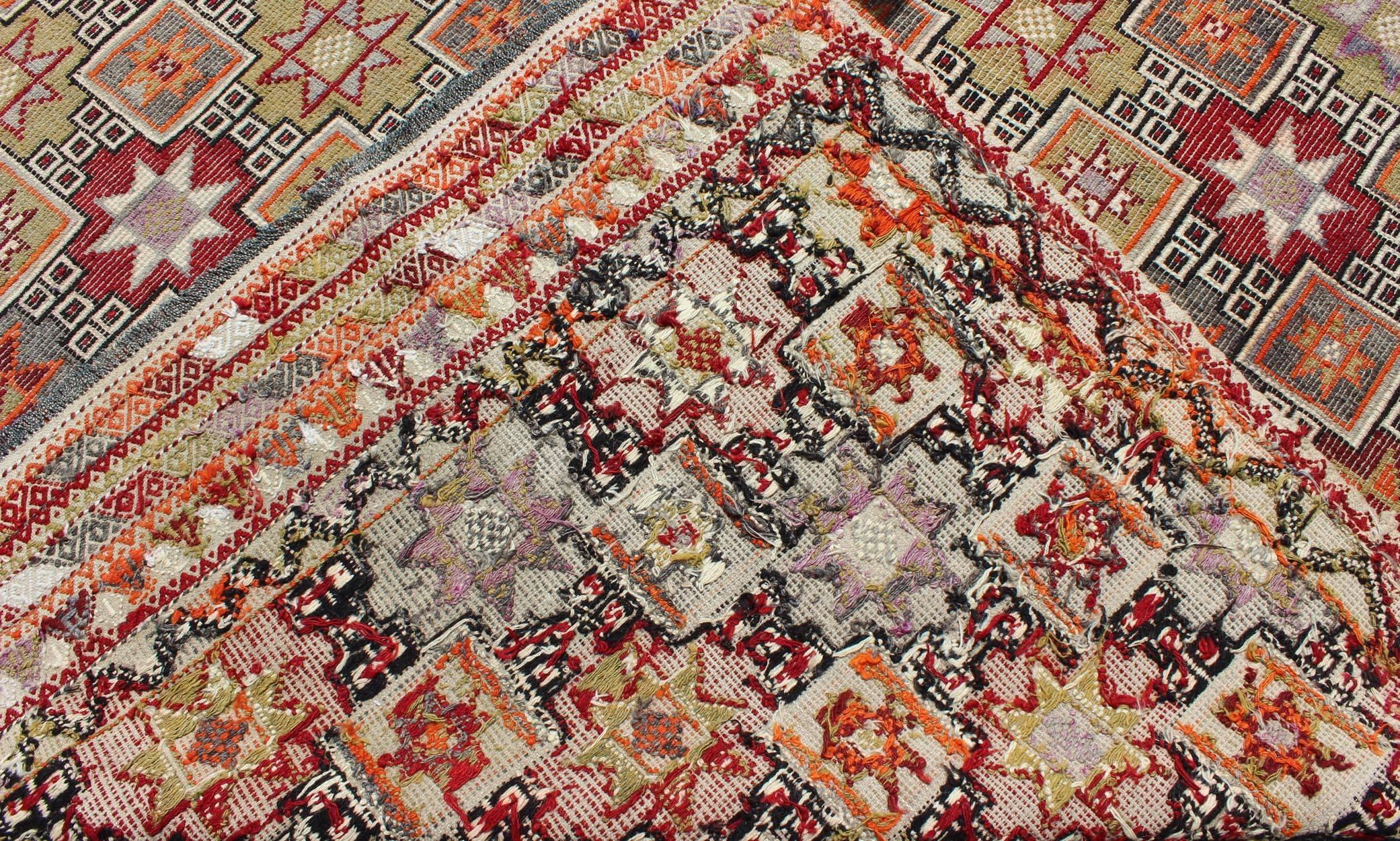 Türkischer bestickter Kelim-Teppich im Vintage-Stil mit Stammesstern in bunten Tönen (20. Jahrhundert) im Angebot
