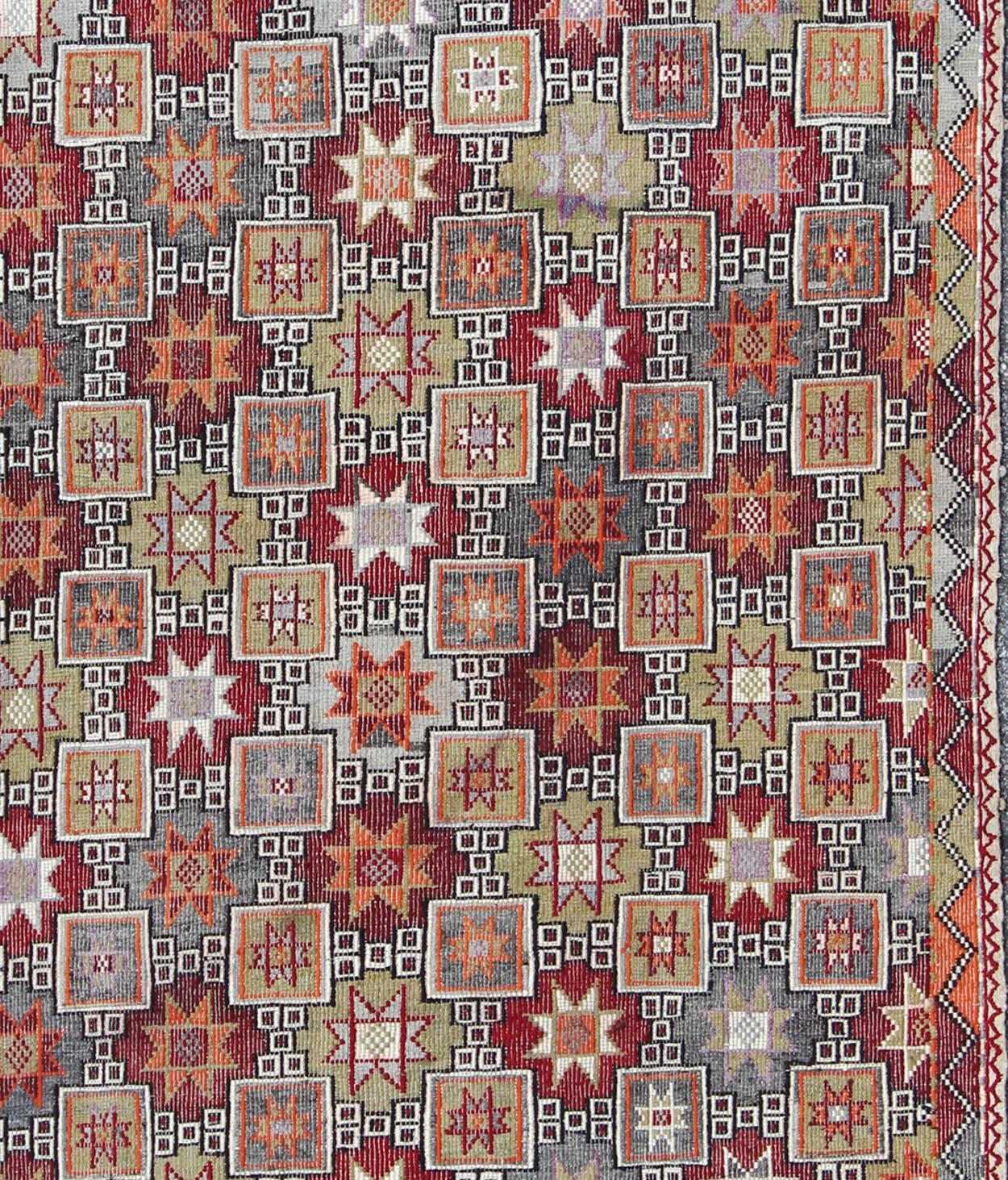 Türkischer bestickter Kelim-Teppich im Vintage-Stil mit Stammesstern in bunten Tönen im Zustand „Hervorragend“ im Angebot in Atlanta, GA