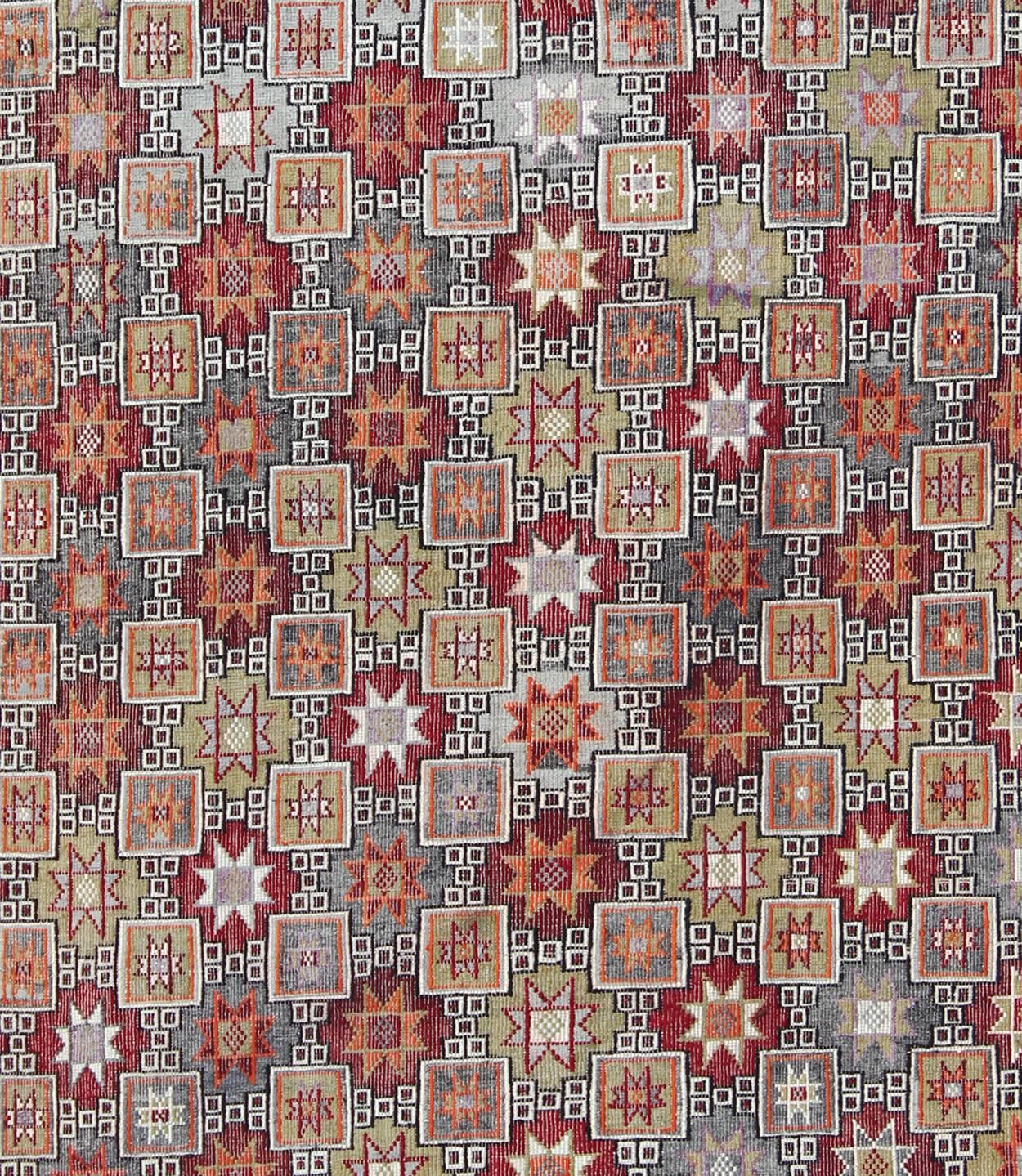 Türkischer bestickter Kelim-Teppich im Vintage-Stil mit Stammesstern in bunten Tönen (Handgewebt) im Angebot