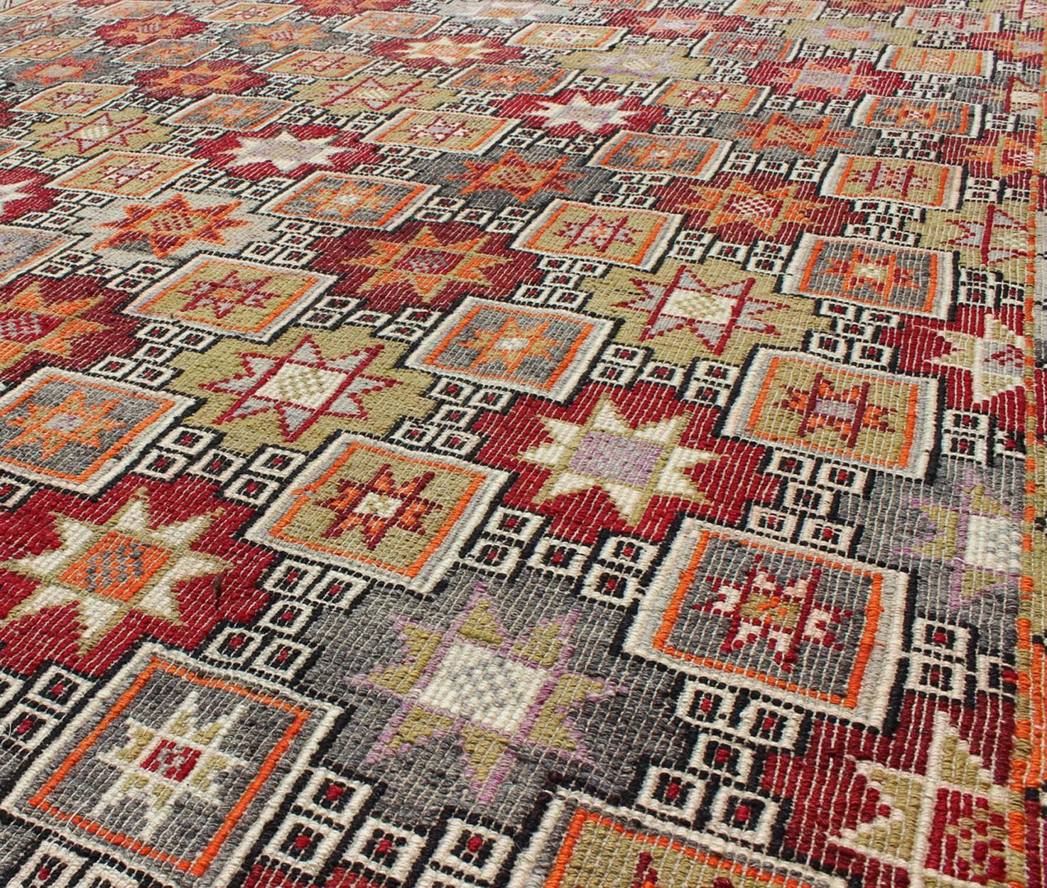 Türkischer bestickter Kelim-Teppich im Vintage-Stil mit Stammesstern in bunten Tönen (Wolle) im Angebot