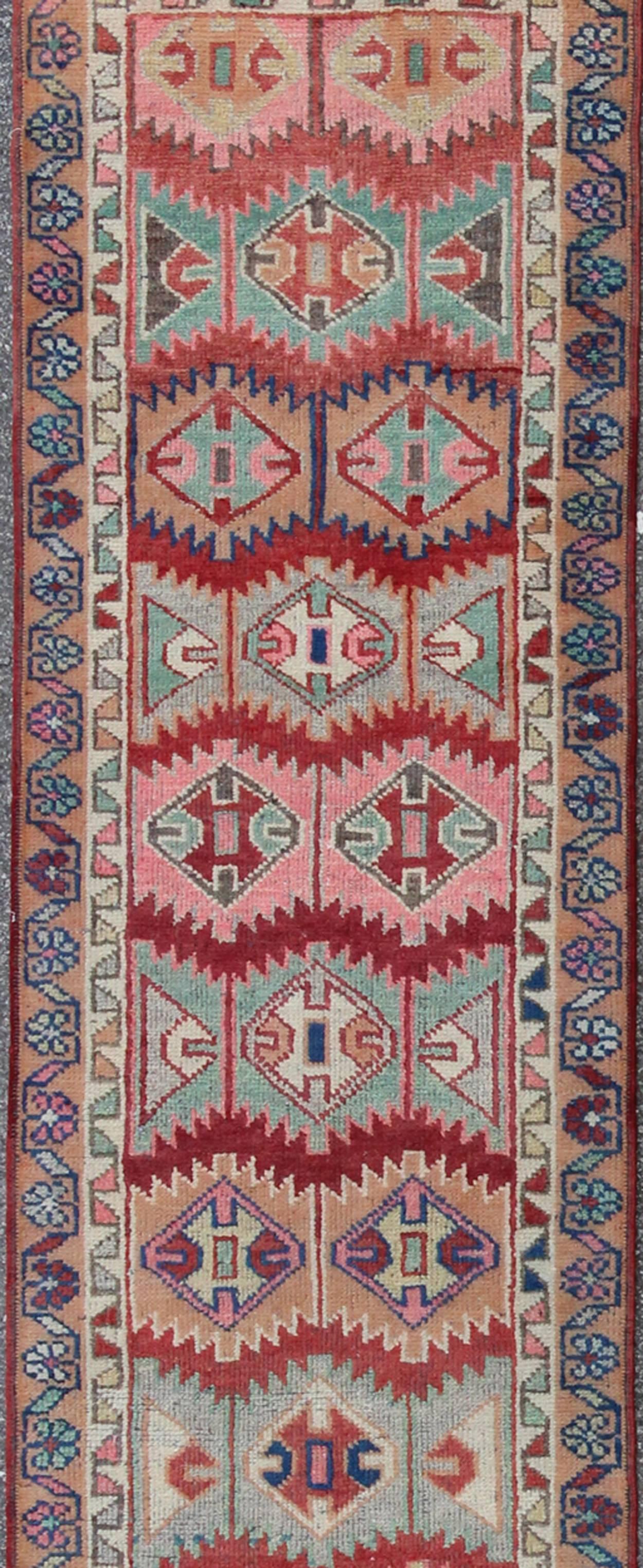 Annodato a mano Runner turco Oushak unico e colorato con intricato motivo geometrico in vendita