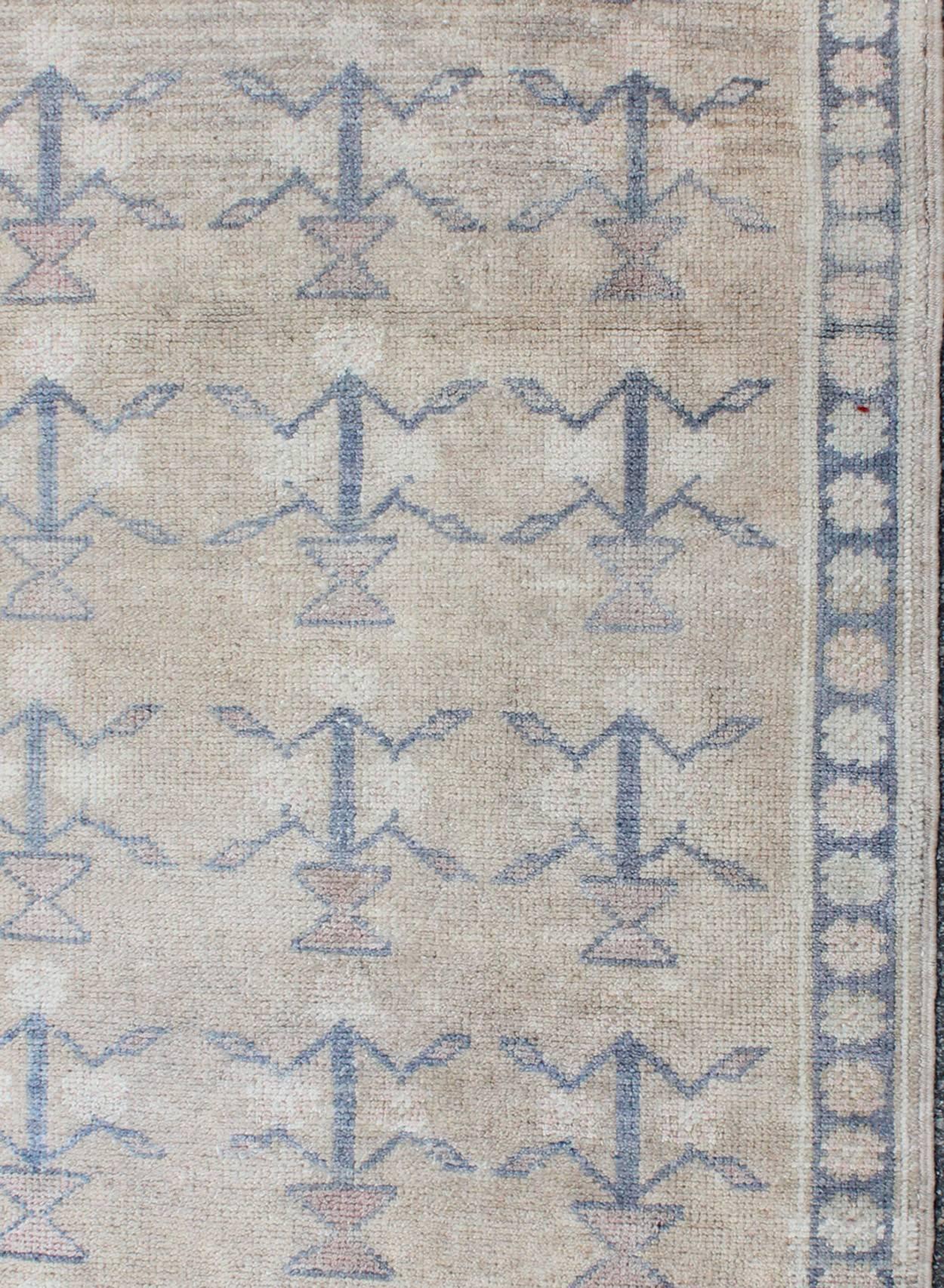 Small Turkish Tulu Carpet with Blue Tribal Motifs in a Sand-Colored Field In Excellent Condition In Atlanta, GA