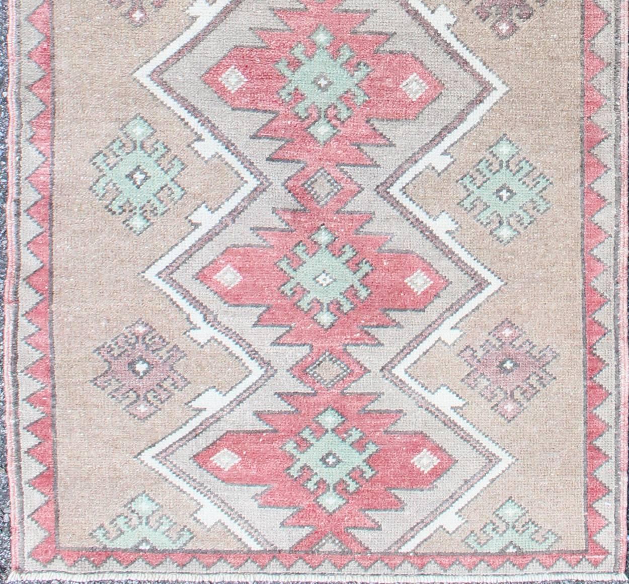 Türkischer Tulu-Läufer mit geometrischen Medaillons in lebhaftem Koralle, Tan und Mintgrün. Vorleger EN-142686. Keivan Woven Arts Herkunftsland / Art: Türkei / Tulu ca. Mitte des 20. Jahrhunderts.

Dieser Tulu-Läufer enthält sieben rote und