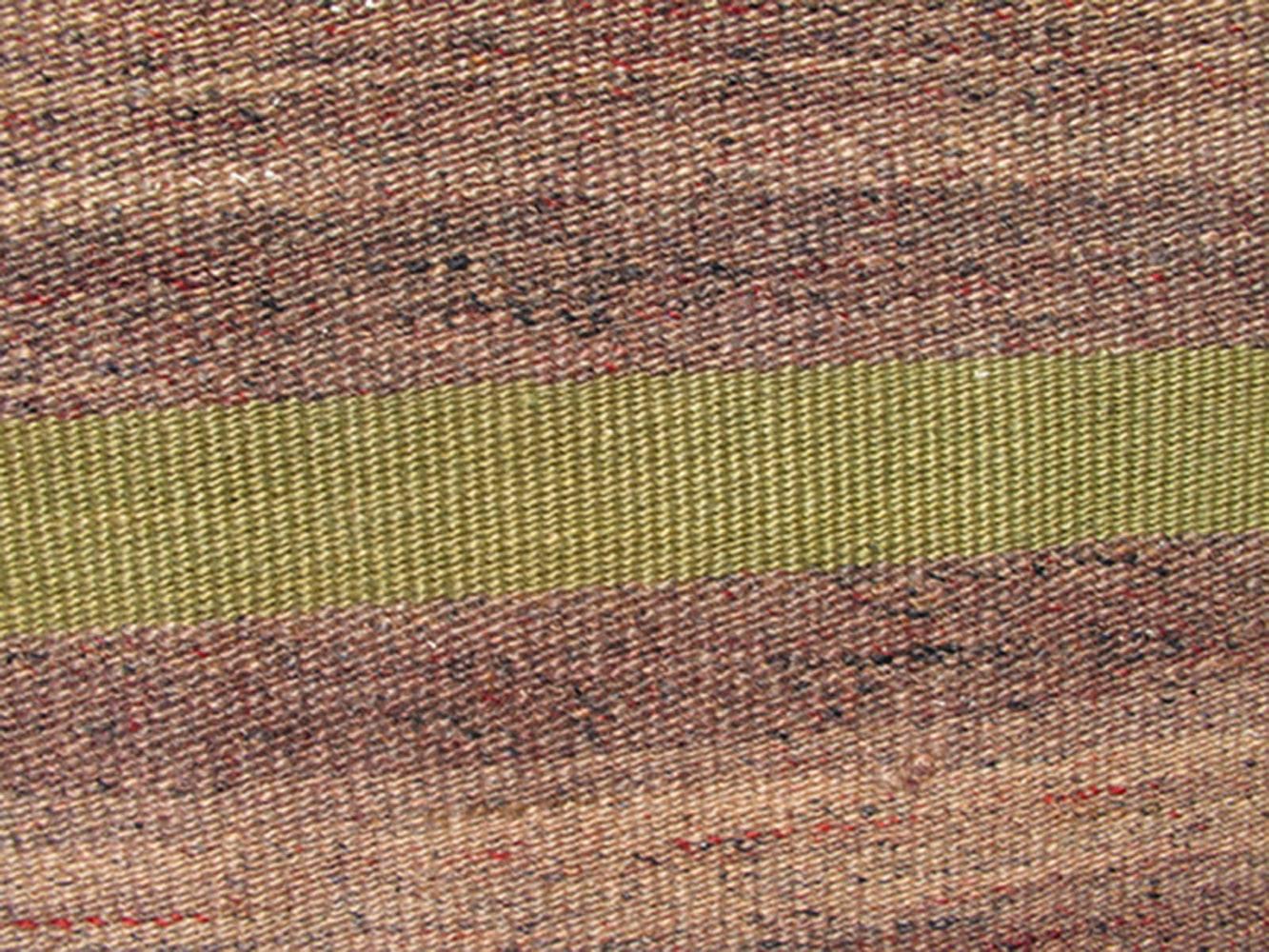 Türkischer Kelim-Teppich mit hellgrünen und roten Streifen im Zustand „Hervorragend“ im Angebot in Atlanta, GA