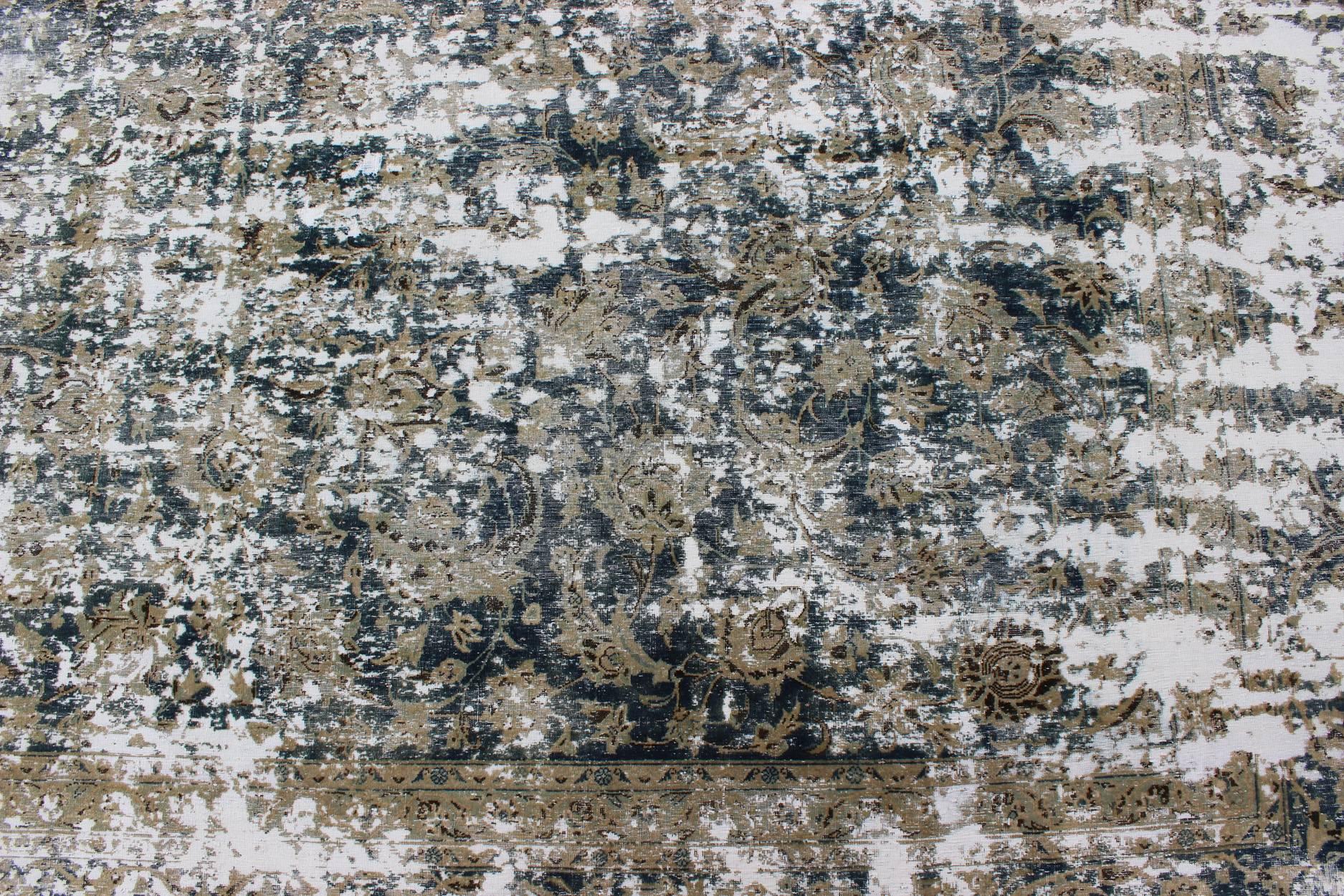 Antiker persischer Teppich im Used-Look mit abstraktem, modernem Design (Persisch) im Angebot